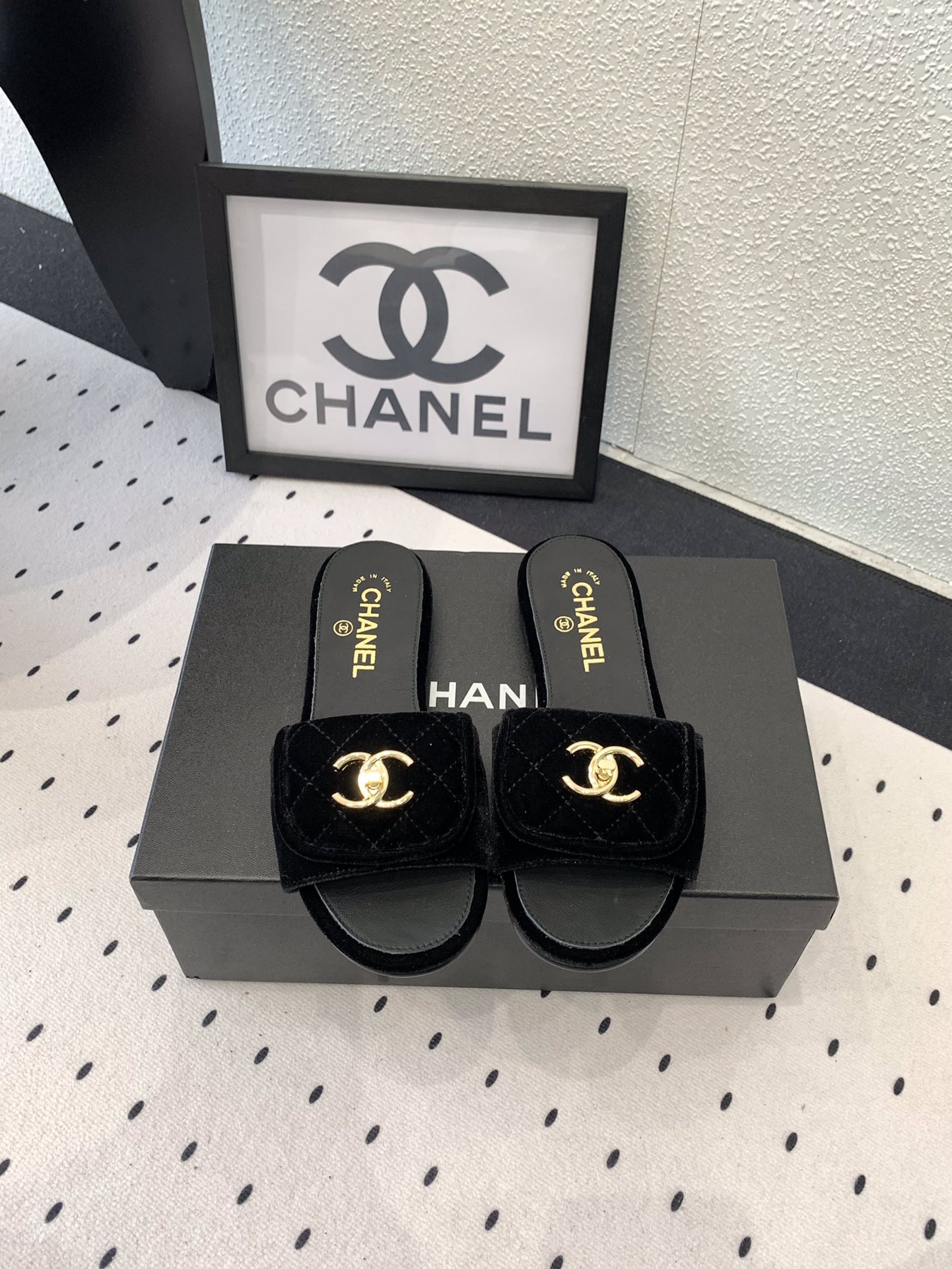 NO:255798,Chanel new early spring slippers, high-version shipment, popular pictures on major social platforms, texture is very soft and comfortable on the feet, original imported sheepskin upper, mixed-bred sheepskin footbed, Italian diamond leather outsole Size35-39 (40 41 custom made), slippers, chanel, slippers, sheepskin, Leather soles19860909Chanel新款早春拖鞋 高版本出货 各大社交平台热门晒图质感上脚是非常柔软舒服的 原版进口羊皮鞋面 混种羊皮垫脚 意大利菱格真皮大底 Size35-39（40 41定做）,拖鞋,chanel,slippers,sheepskin,Leather soles,Women's Shoes