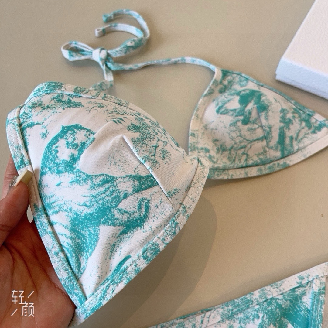。
Dior迪奥 新款比基尼泳衣👙❤️😍🥰适合多种场景的游泳衣🏊‍♀️海边 游泳池 温泉 水上乐园 漂流