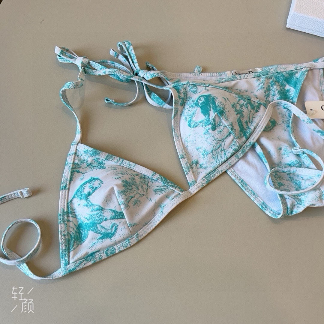 。
Dior迪奥 新款比基尼泳衣👙❤️😍🥰适合多种场景的游泳衣🏊‍♀️海边 游泳池 温泉 水上乐园 漂流