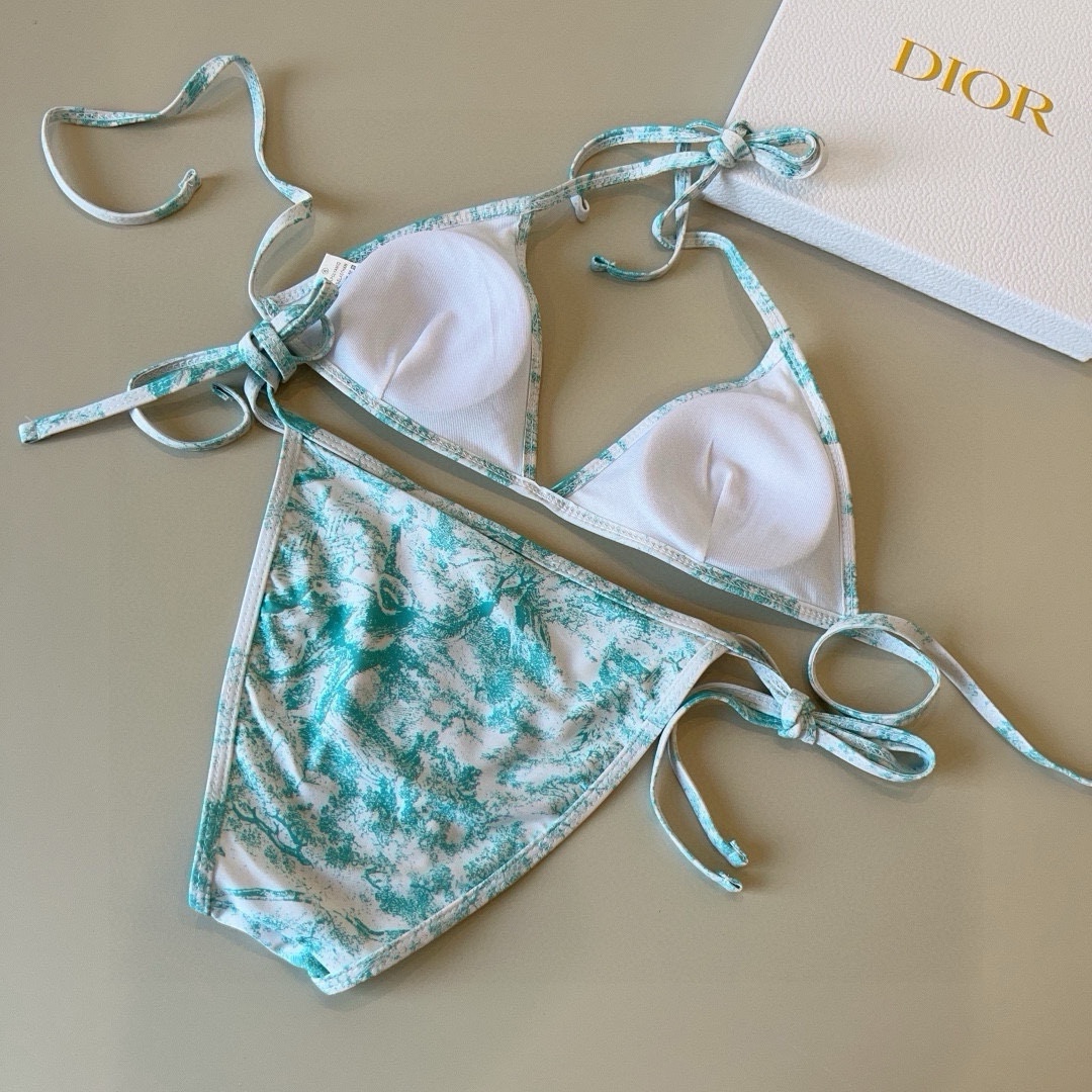 。
Dior迪奥 新款比基尼泳衣👙❤️😍🥰适合多种场景的游泳衣🏊‍♀️海边 游泳池 温泉 水上乐园 漂流