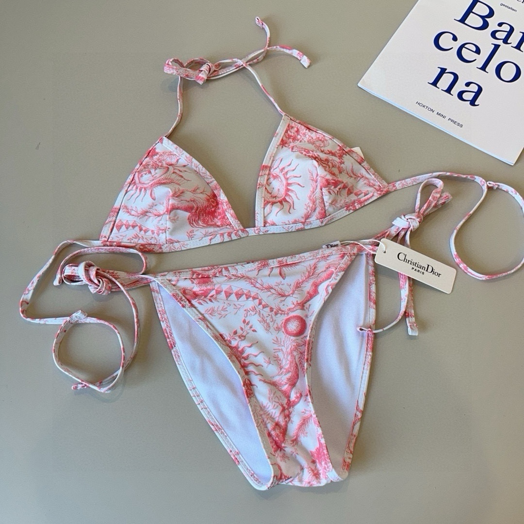 。
Dior迪奥 新款比基尼泳衣👙❤️😍🥰适合多种场景的游泳衣🏊‍♀️海边 游泳池 温泉 水上乐园 漂流