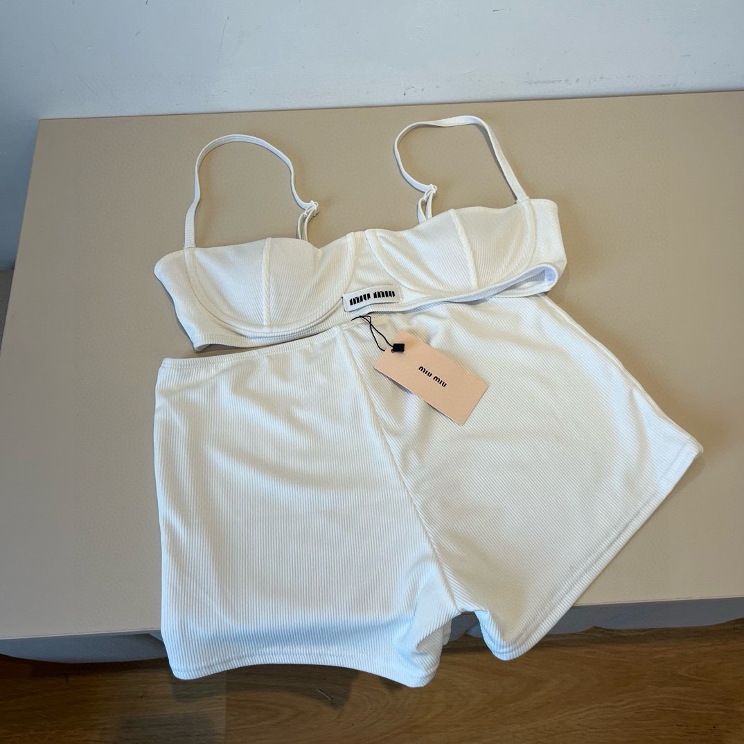 。
MiuMiu缪缪官方新款泳衣比基尼👙，高端定制，S M L XL