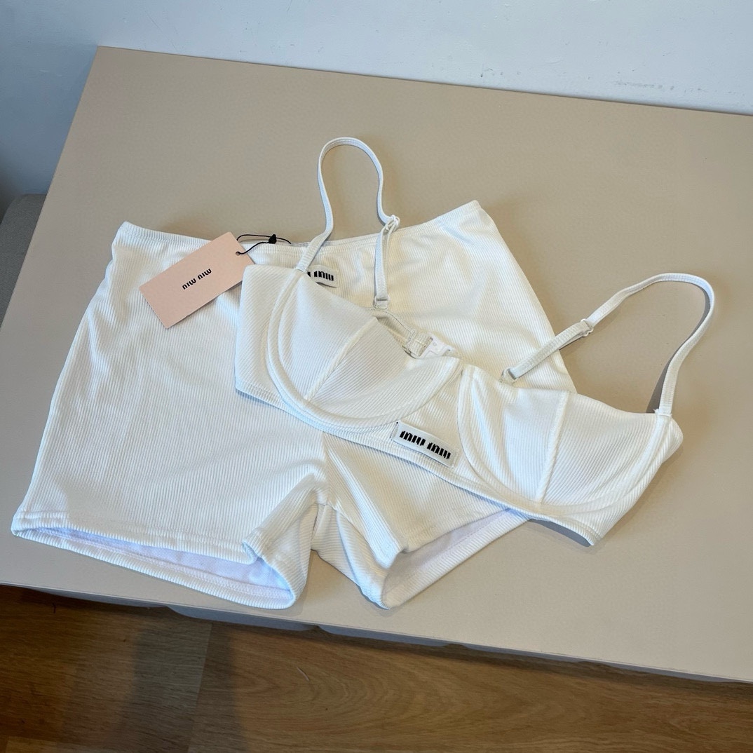 。
MiuMiu缪缪官方新款泳衣比基尼👙，高端定制，S M L XL