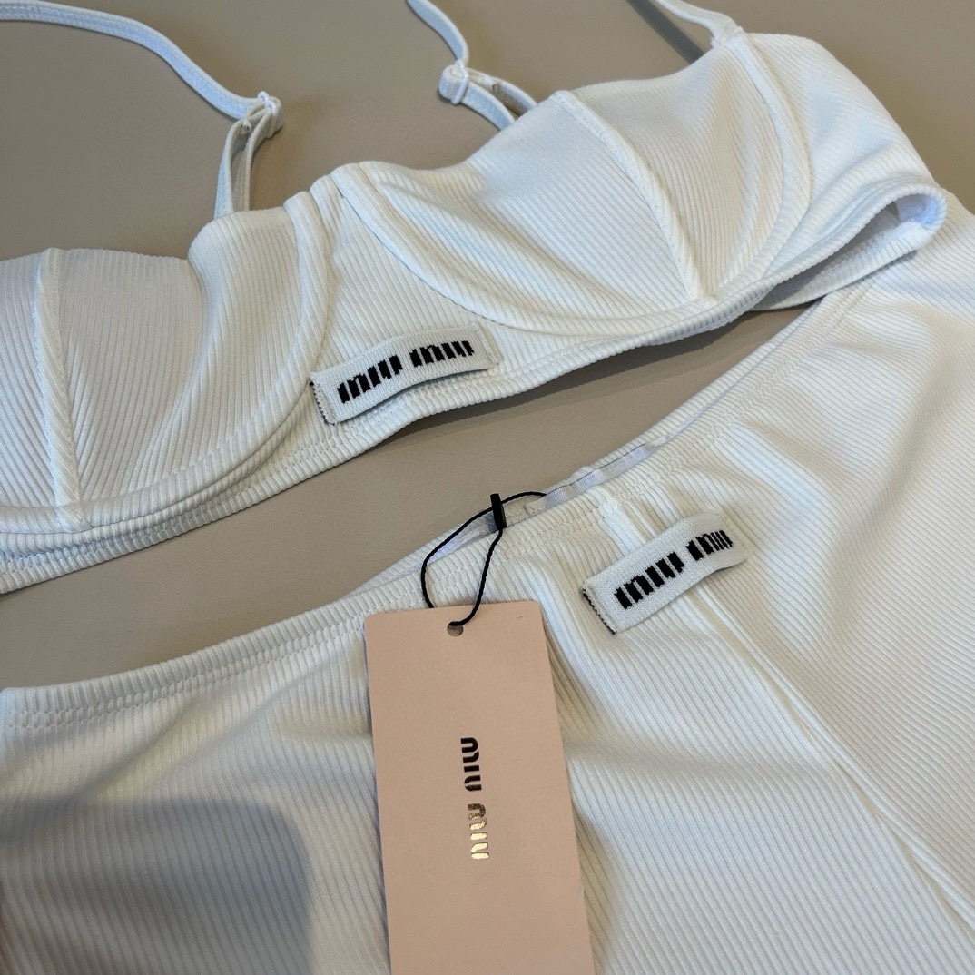 。
MiuMiu缪缪官方新款泳衣比基尼👙，高端定制，S M L XL