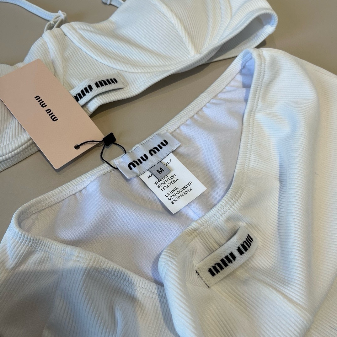 。
MiuMiu缪缪官方新款泳衣比基尼👙，高端定制，S M L XL