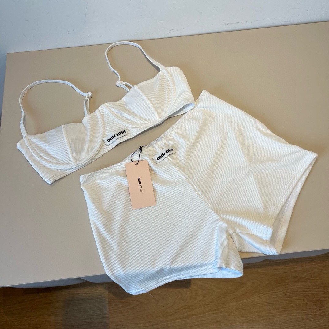 。
MiuMiu缪缪官方新款泳衣比基尼👙，高端定制，S M L XL