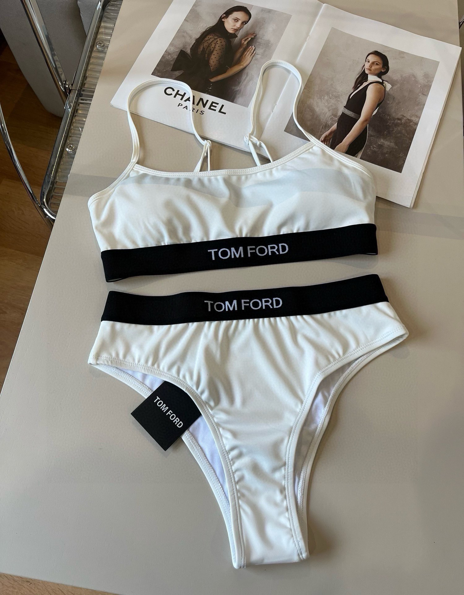 。
TOMFORD新款比基尼中古套装  吊带背心 三角打底裤分体泳衣，黑色，白色 S M L X L