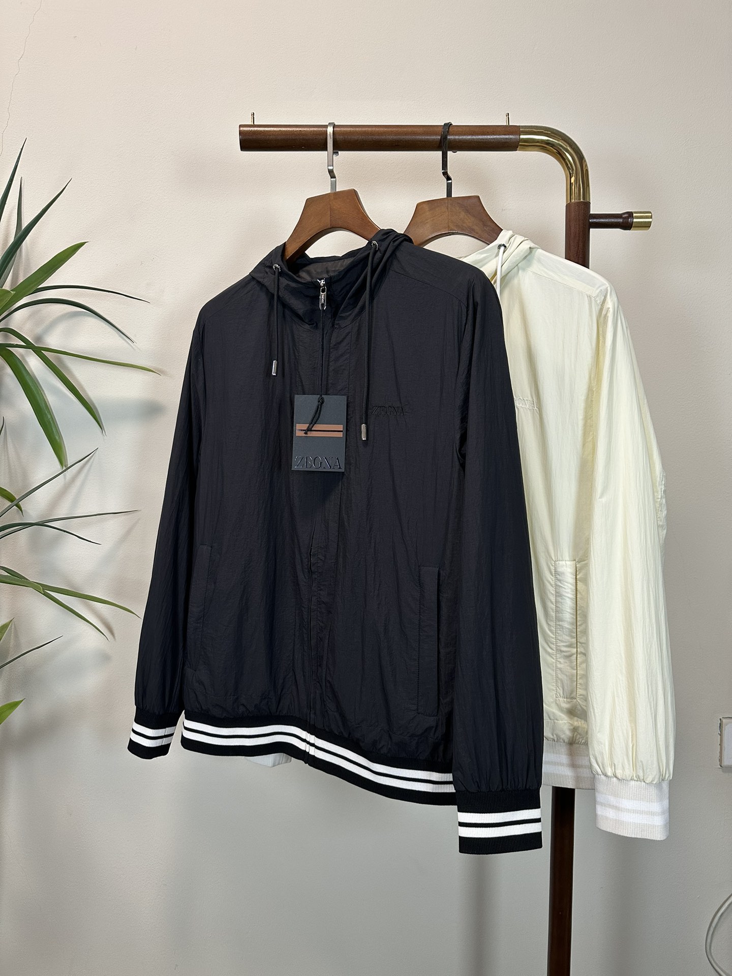 NO:137380,ZZ Jenia's top quality, the same model on the official website, complete with three standards!  2025 spring and summer new men's jacket, fashionable and casual high-end version!  Customized fabrics in counters are impeccable in details, and the brand elements design concept reflects high quality. The feel is delicate and soft!  It is casually cut, with a great upper body style!  48-56, zegna, jackets & coats, jackets & coats, alexander wang19860909ZZ 杰尼亚顶级品质 官网同款,三标齐全！2025春夏新款男士夹克外套,时尚休闲高端版本！专柜定制面料 细节无可挑剔,品牌元素设计理念,体现高品质.手感细腻柔软！呈现休闲裁剪,上身版型超赞！码数48-56,,zegna,jackets & coats,jackets & coats,alexander wang,Men's clothing