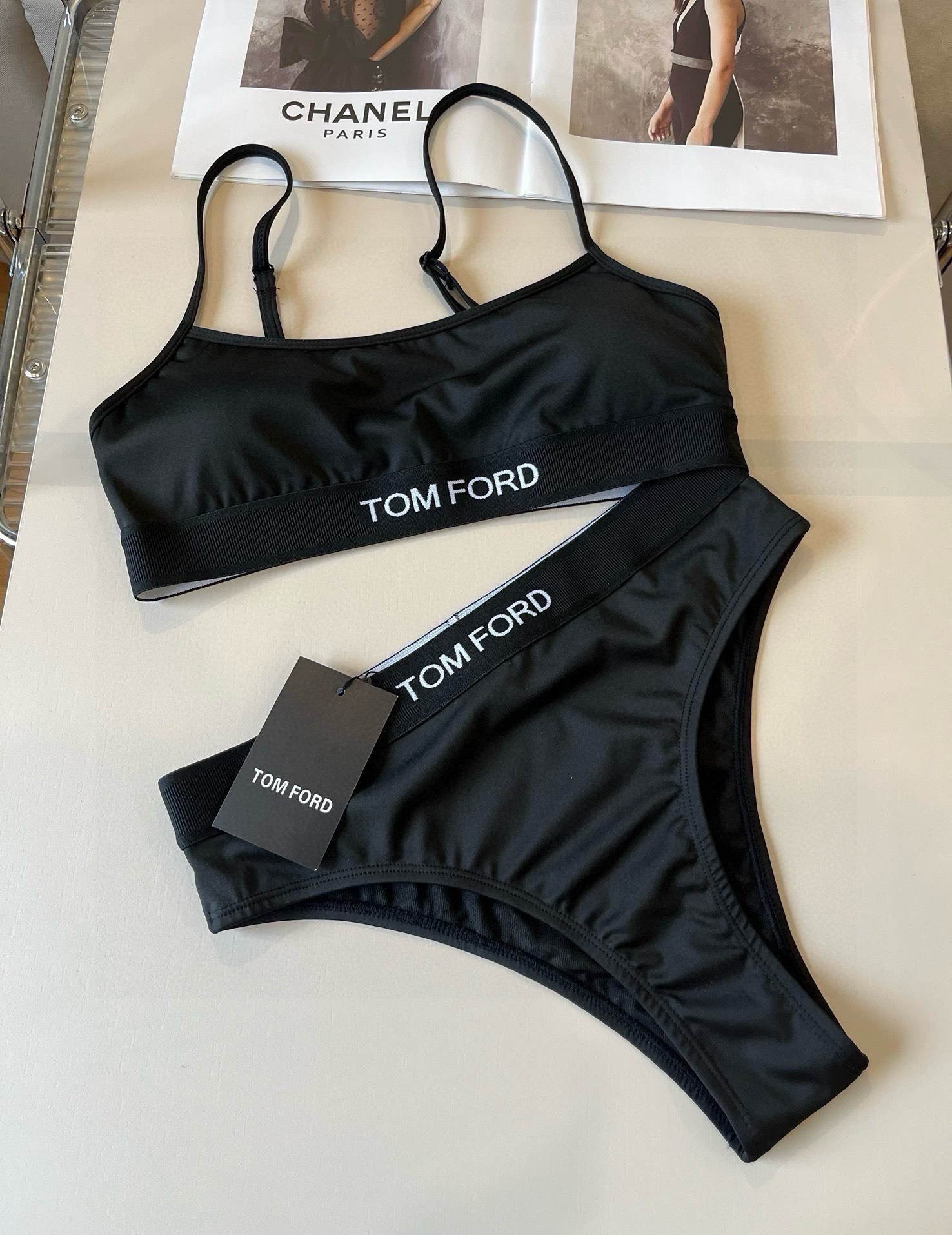 。
TOMFORD新款比基尼中古套装  吊带背心 三角打底裤分体泳衣，黑色，白色 S M L X L