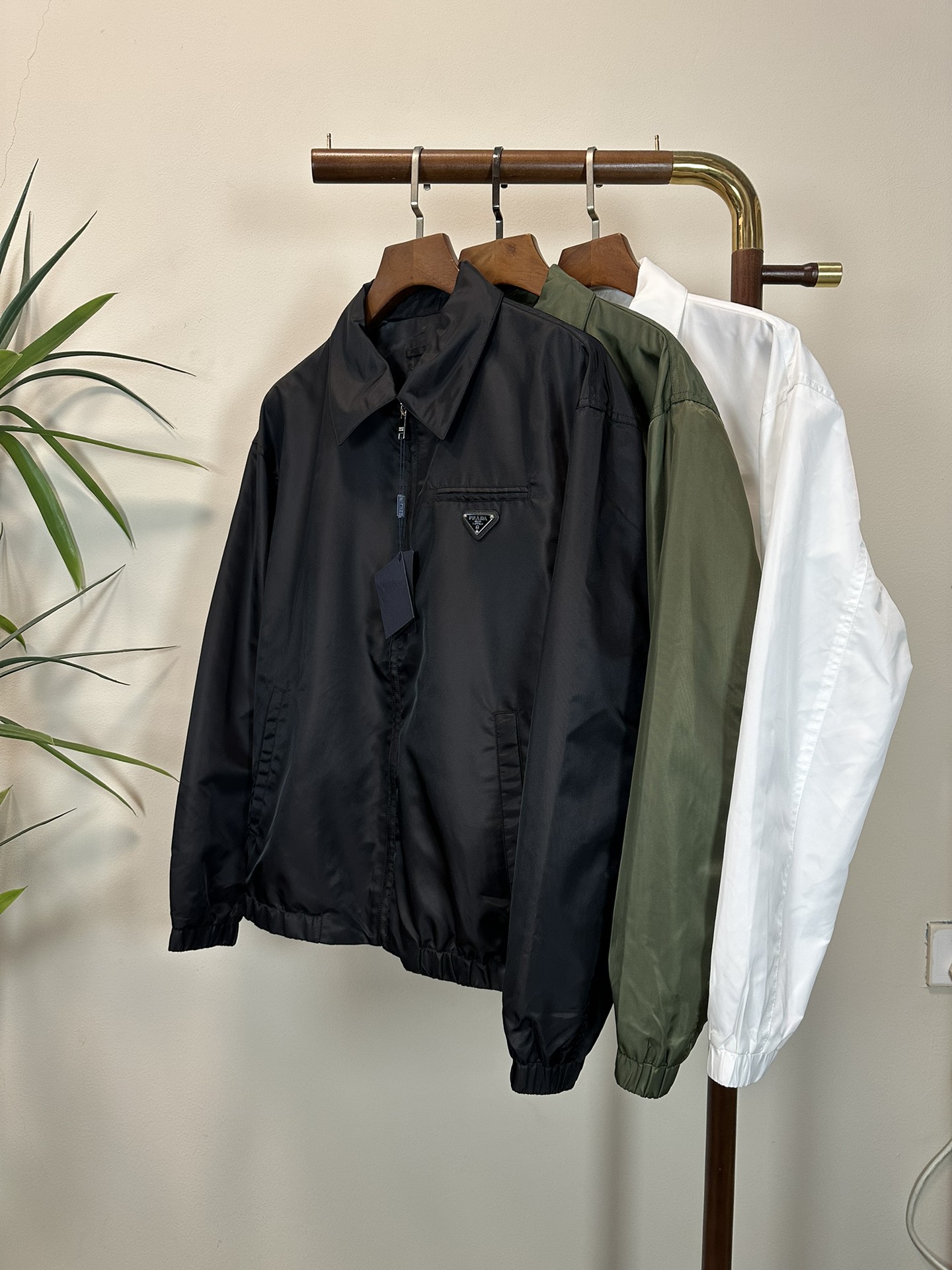 NO:137383,PRA Prada Top quality The same model on the official website, complete with three standards!  2025 spring and summer new men's jacket, fashionable and casual high-end version!  Customized fabrics in counters are impeccable in details, and the brand elements design concept reflects high quality. The feel is delicate and soft!  It is casually cut, with a great upper body style!  Number of codes 48-56, prada, prada, jackets & coats, jackets & coats, alexander wang19860909PRA 普拉达 顶级品质 官网同款,三标齐全！2025春夏新款男士夹克外套,时尚休闲高端版本！专柜定制面料 细节无可挑剔,品牌元素设计理念,体现高品质.手感细腻柔软！呈现休闲裁剪,上身版型超赞！码数48-56,,prada,prada,jackets & coats,jackets & coats,alexander wang,Men's clothing