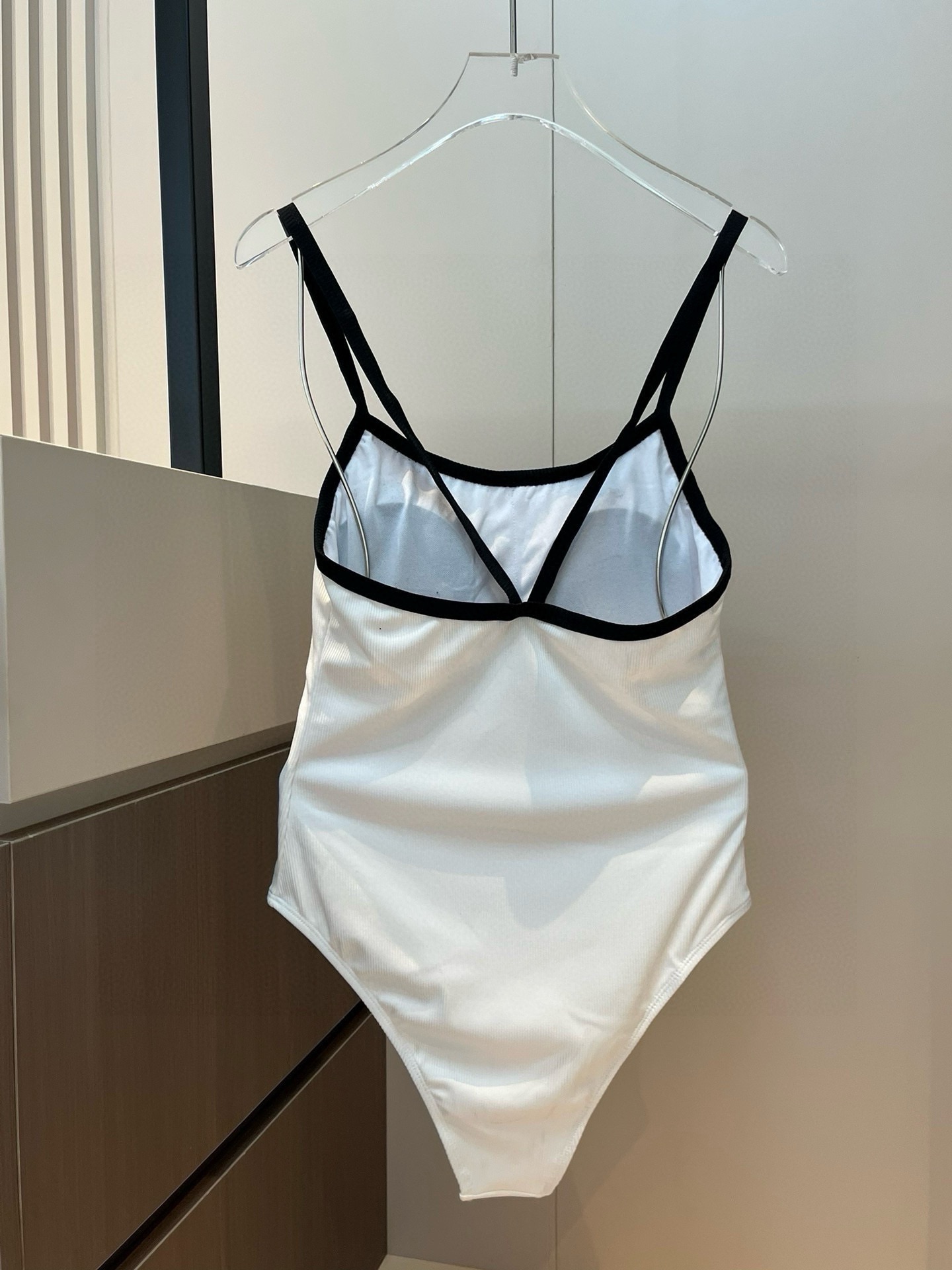 。
Chanel香奈儿新款连体泳衣  😍🥰适合多种场景的游泳衣🏊‍♀️海边 游泳池 温泉 水上乐园 漂流