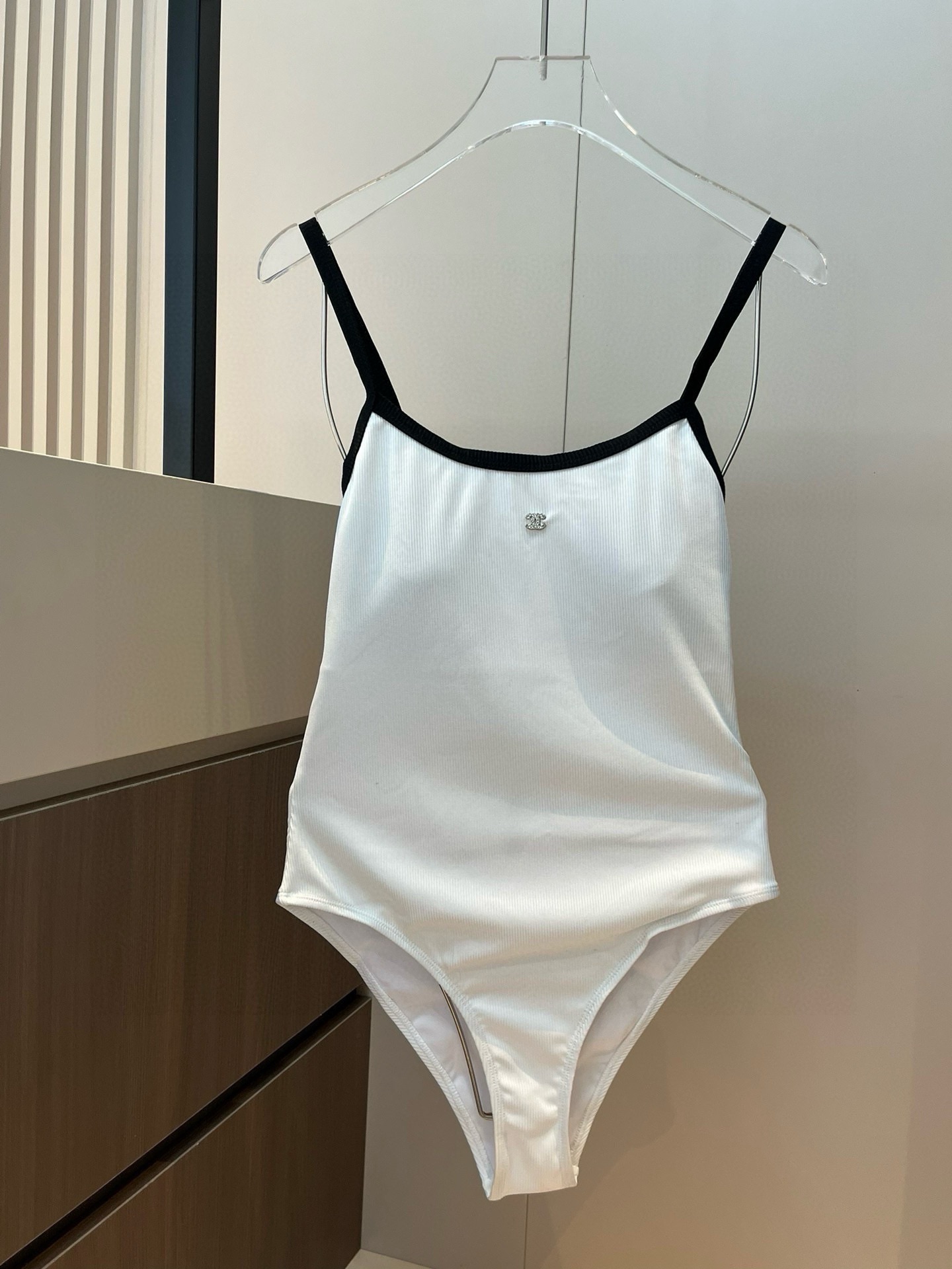 。
Chanel香奈儿新款连体泳衣  😍🥰适合多种场景的游泳衣🏊‍♀️海边 游泳池 温泉 水上乐园 漂流