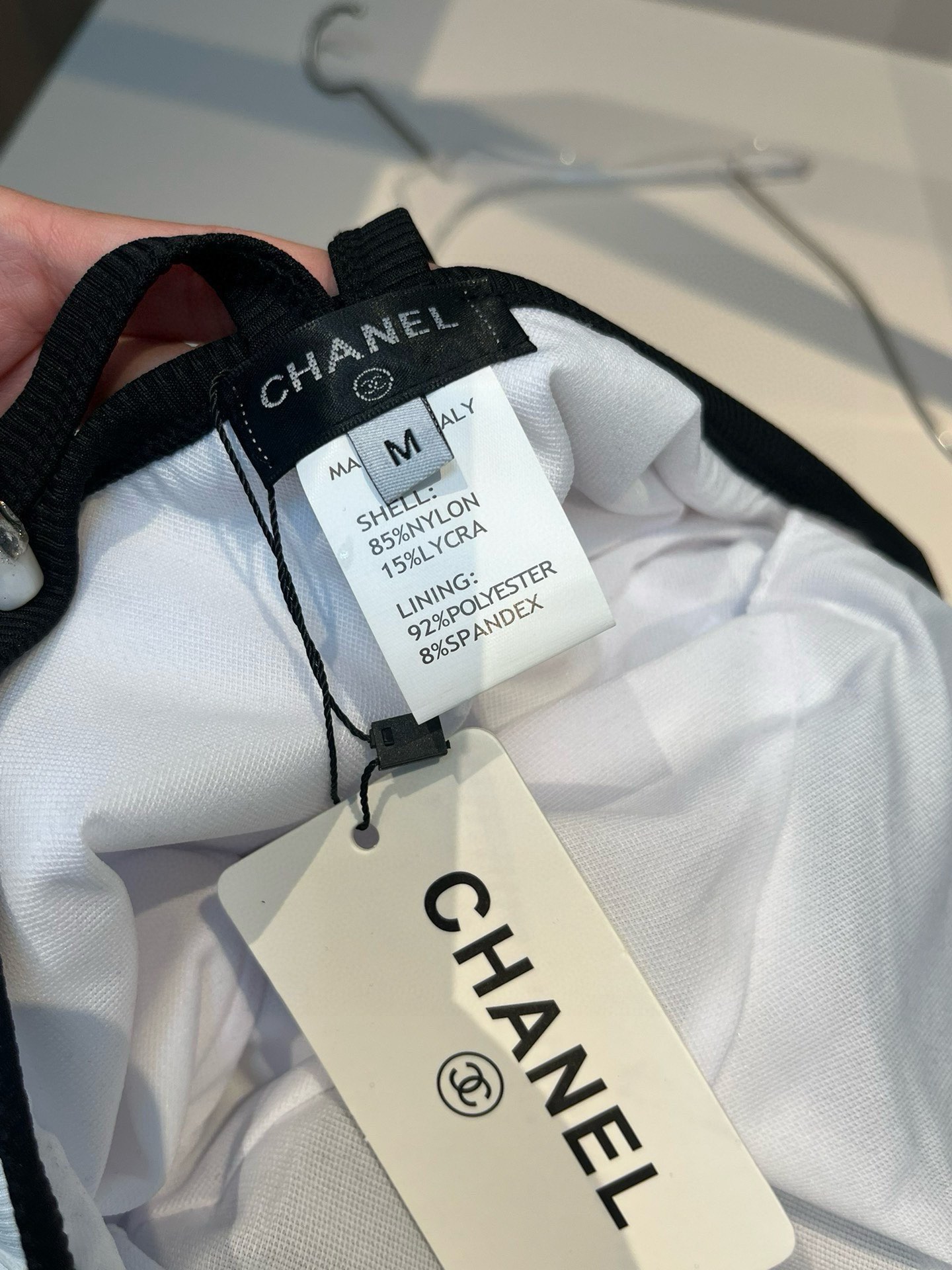 。
Chanel香奈儿新款连体泳衣  😍🥰适合多种场景的游泳衣🏊‍♀️海边 游泳池 温泉 水上乐园 漂流