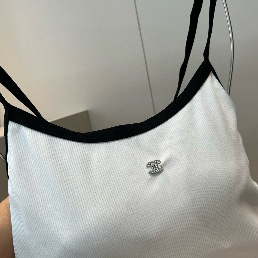 。
Chanel香奈儿新款连体泳衣  😍🥰适合多种场景的游泳衣🏊‍♀️海边 游泳池 温泉 水上乐园 漂流