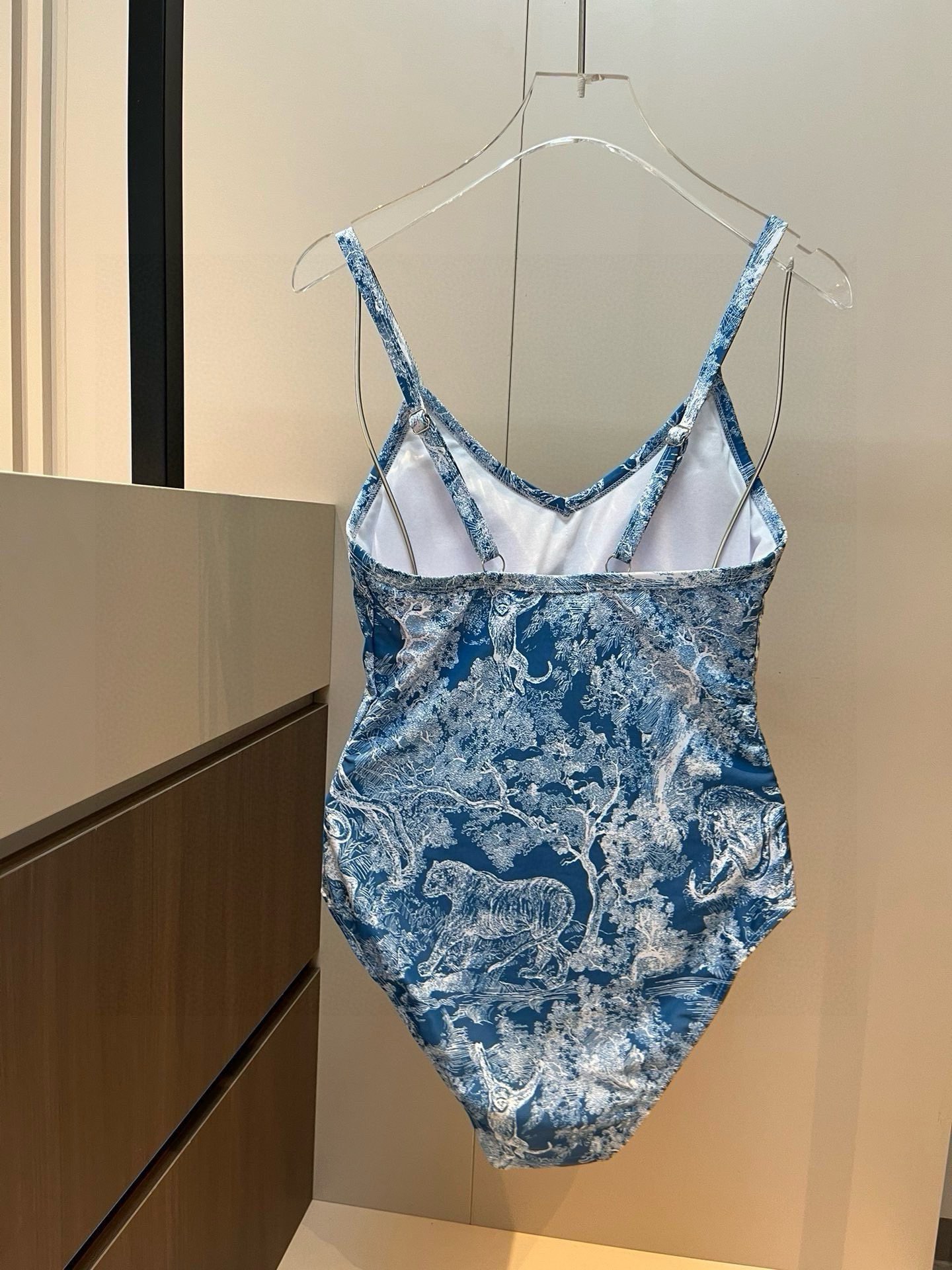 
Dior迪奥新款连体泳衣  😍🥰适合多种场景的游泳衣🏊‍♀️海边 游泳池 温泉 水上乐园 漂流都可以😌