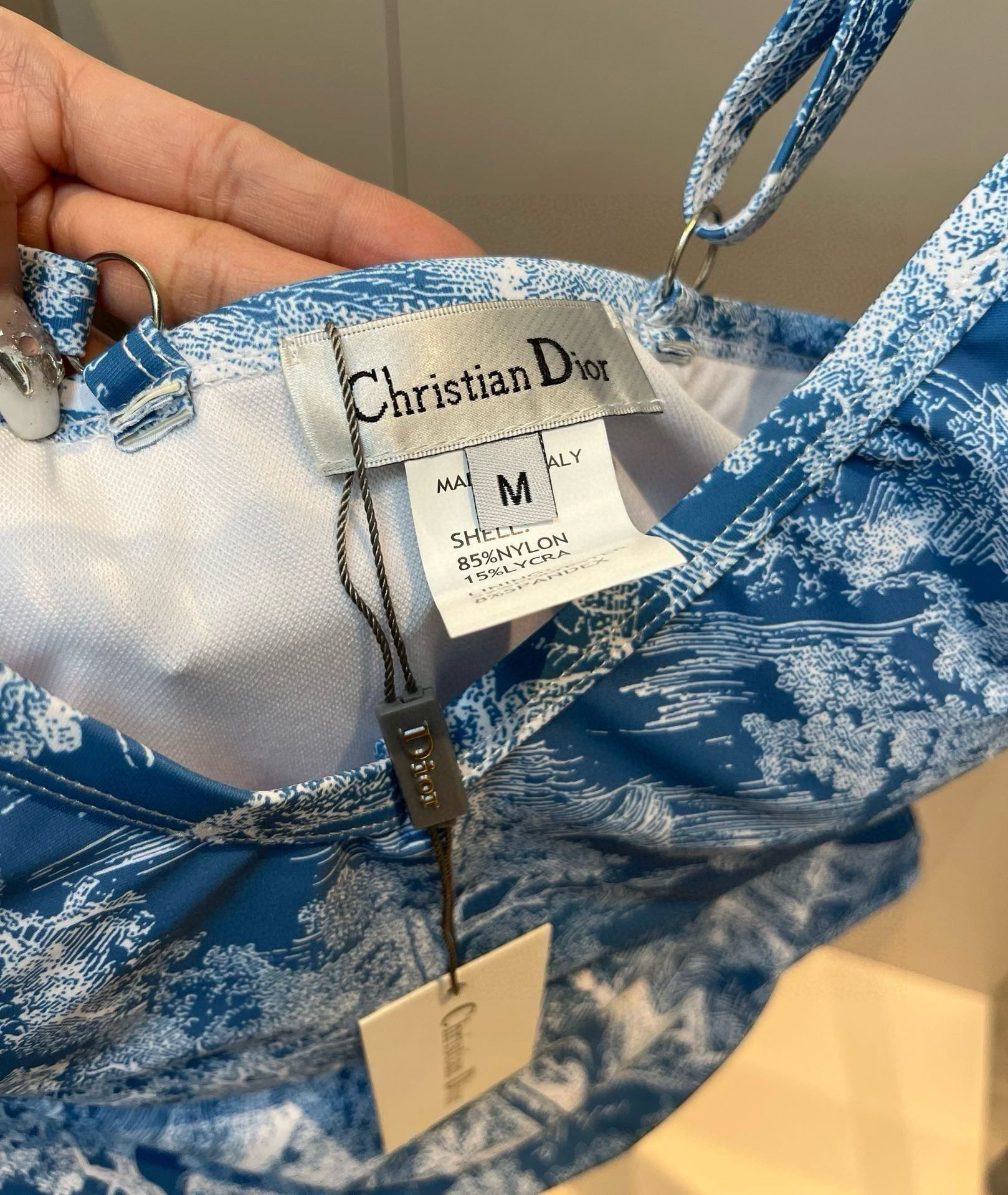 
Dior迪奥新款连体泳衣  😍🥰适合多种场景的游泳衣🏊‍♀️海边 游泳池 温泉 水上乐园 漂流都可以😌