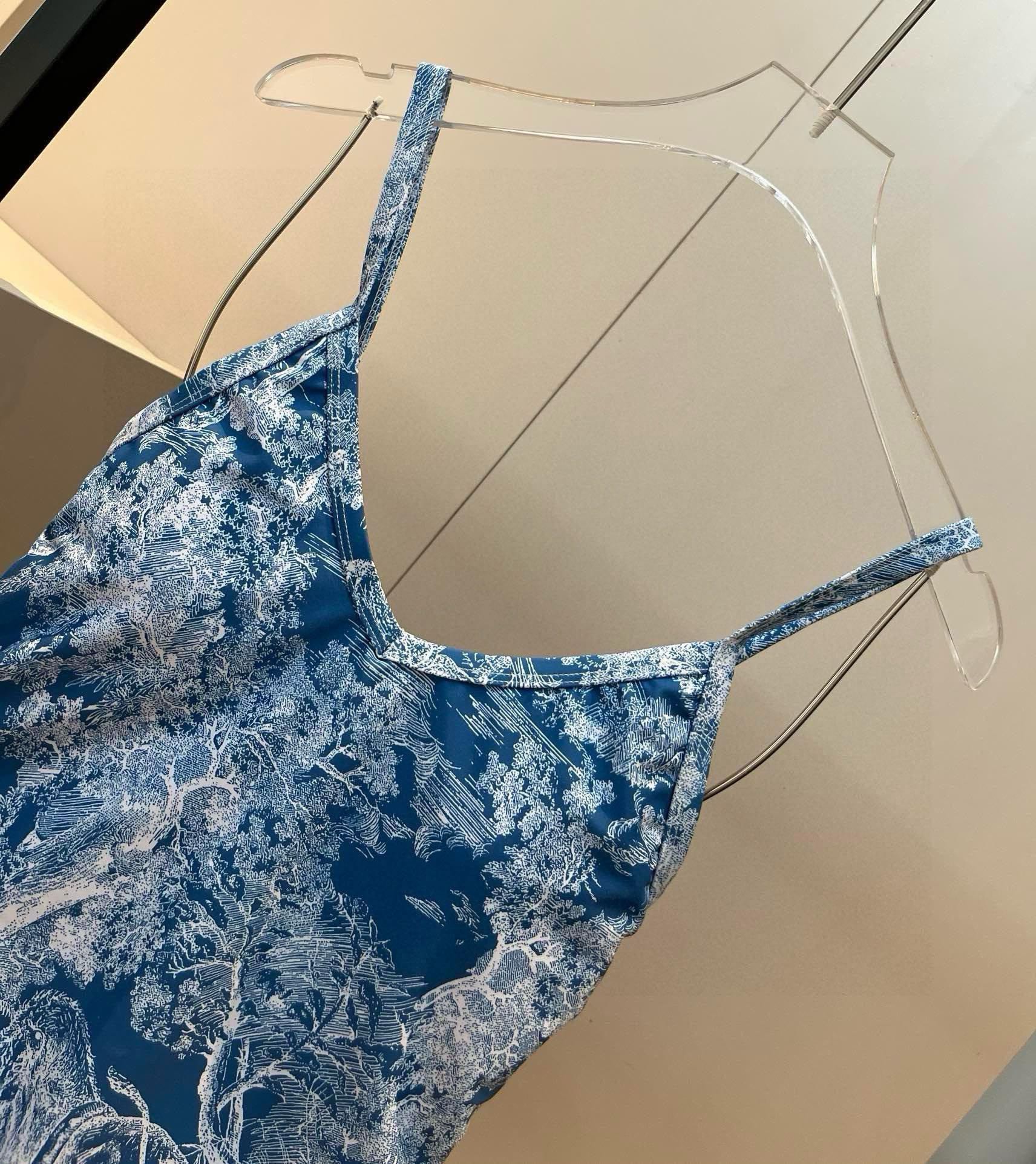 
Dior迪奥新款连体泳衣  😍🥰适合多种场景的游泳衣🏊‍♀️海边 游泳池 温泉 水上乐园 漂流都可以😌