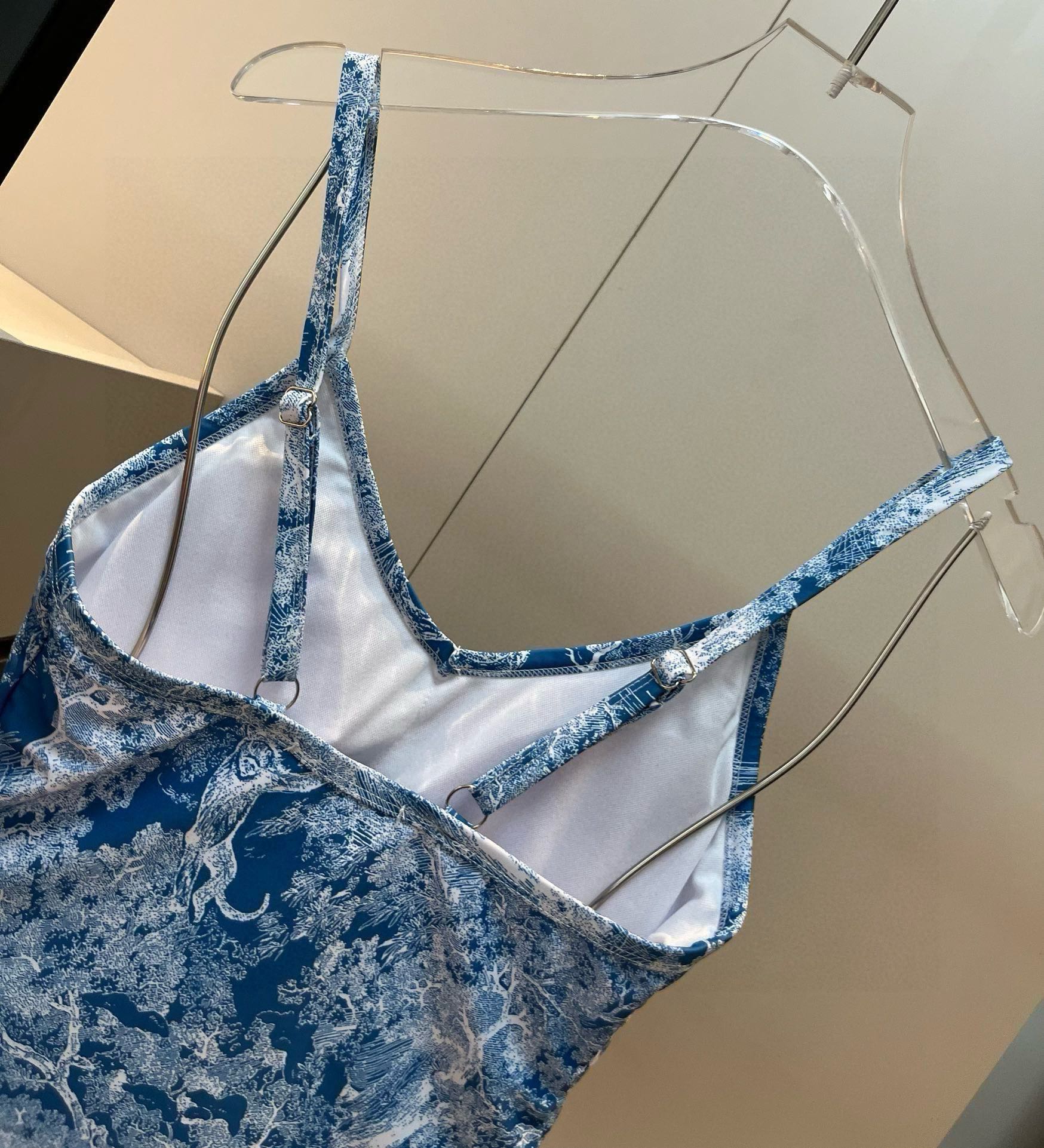 
Dior迪奥新款连体泳衣  😍🥰适合多种场景的游泳衣🏊‍♀️海边 游泳池 温泉 水上乐园 漂流都可以😌