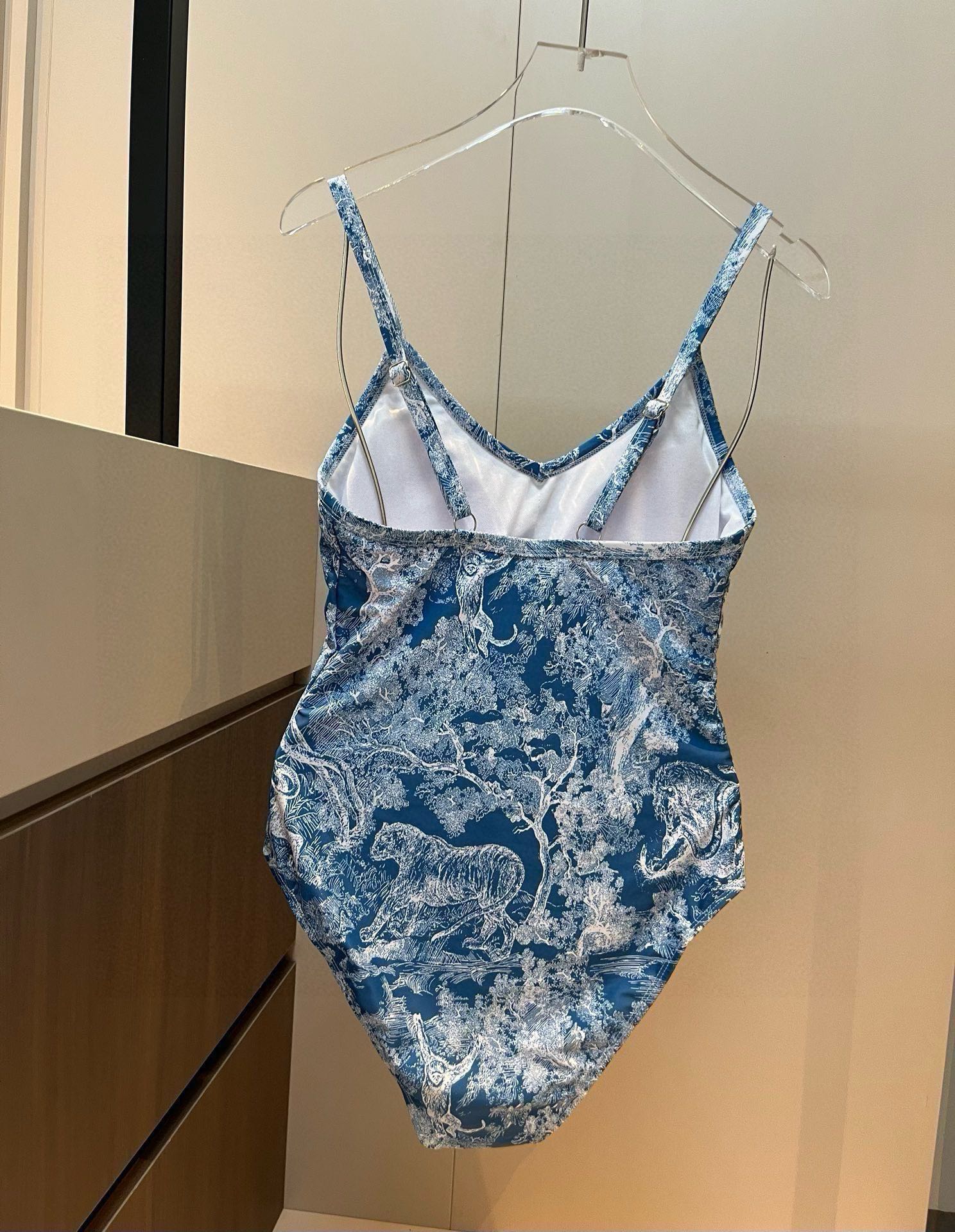 
Dior迪奥新款连体泳衣  😍🥰适合多种场景的游泳衣🏊‍♀️海边 游泳池 温泉 水上乐园 漂流都可以😌
