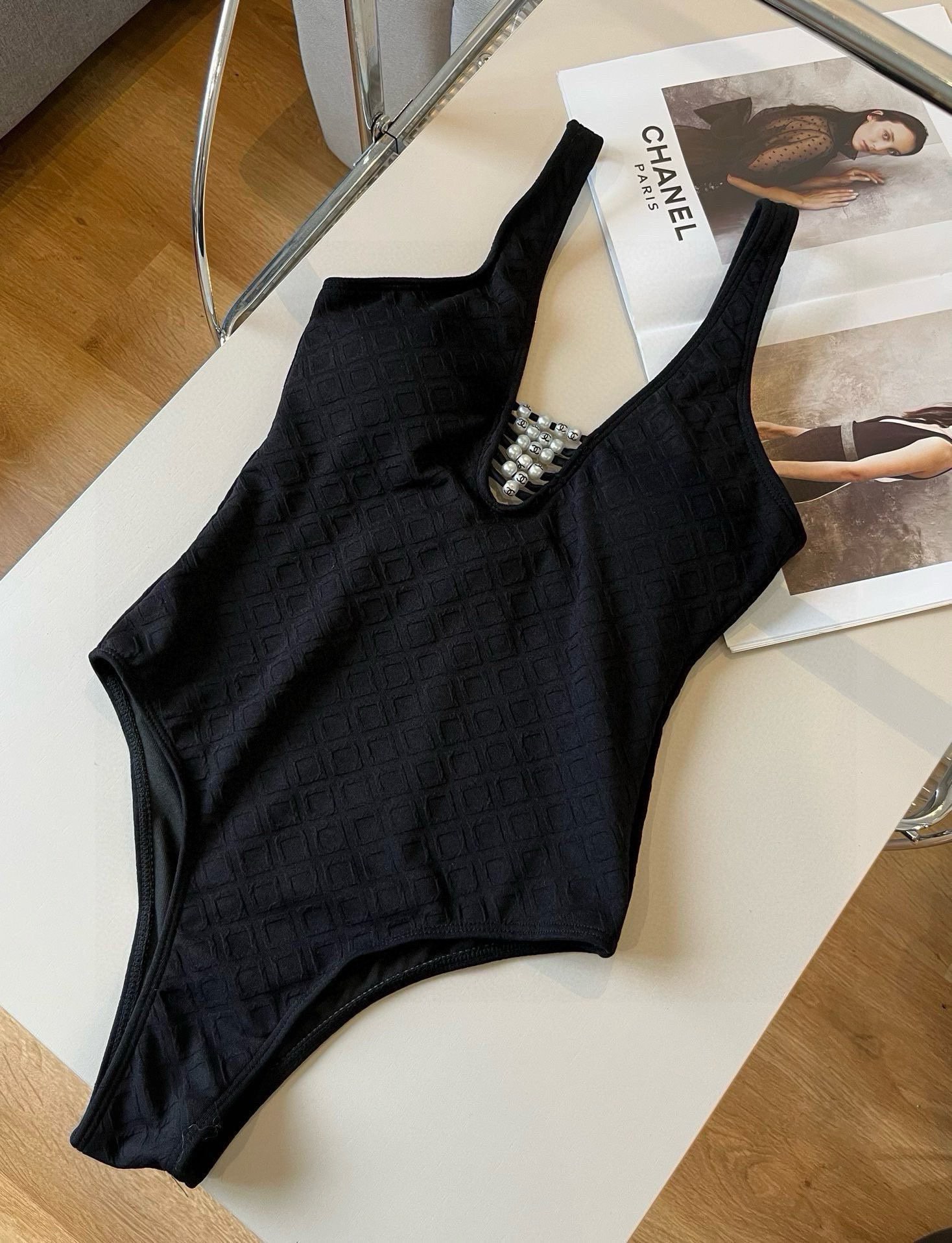 。
Chanel香奈儿新款连体泳衣  😍🥰适合多种场景的游泳衣🏊‍♀️海边 游泳池 温泉 水上乐园 漂流