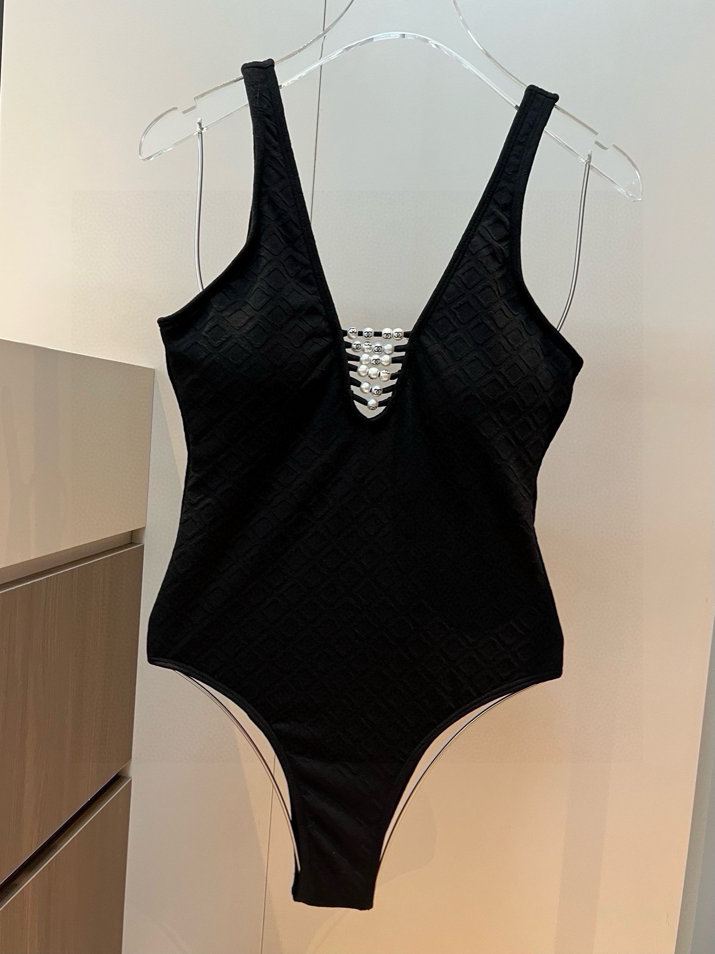 。
Chanel香奈儿新款连体泳衣  😍🥰适合多种场景的游泳衣🏊‍♀️海边 游泳池 温泉 水上乐园 漂流