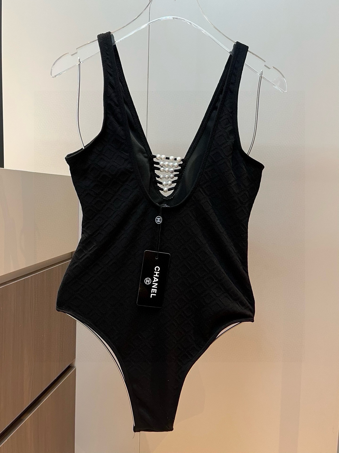 。
Chanel香奈儿新款连体泳衣  😍🥰适合多种场景的游泳衣🏊‍♀️海边 游泳池 温泉 水上乐园 漂流