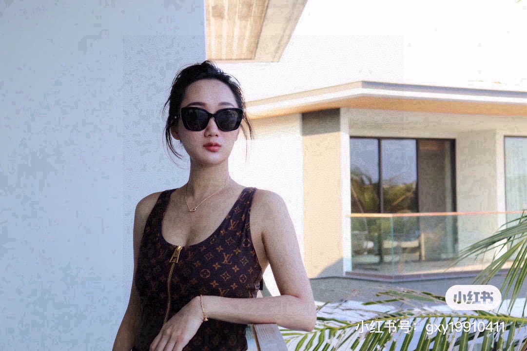 NO:304289,Lv Louis Vuitton's new one-piece swimsuit suitable for a variety of scenes♀Seaside, swimming pool, hot spring, water park, rafting can be worn inside, one-piece design covers the flesh and looks tall, and the abdomen is a little fleshy, and it doesn't affect our beauty. The back design reveals the beautiful back, and the fabric is breathable and comfortable. The quick-drying elastic swimsuit is more easy to clean. S M L XL swimsuits, swimsuits, bikinis, louis vuitton, louis vuitton, swimsuits, swimsuits, bikinis19860909Lv路易威登新款连体泳衣 适合多种场景的游泳衣♀海边 游泳池 温泉 水上乐园 漂流都可以内搭也完全可以 连体设计遮肉显高挑 腹部有点肉肉也不影响咱美美的 背面设计大露美背 面料透气舒适.速干弹性的游泳衣更加帖肤易清洗 码数S M L XL泳衣泳裤比基尼,泳衣，泳裤，比基尼,louis vuitton,louis vuitton,swimsuits,bikinis,accessory