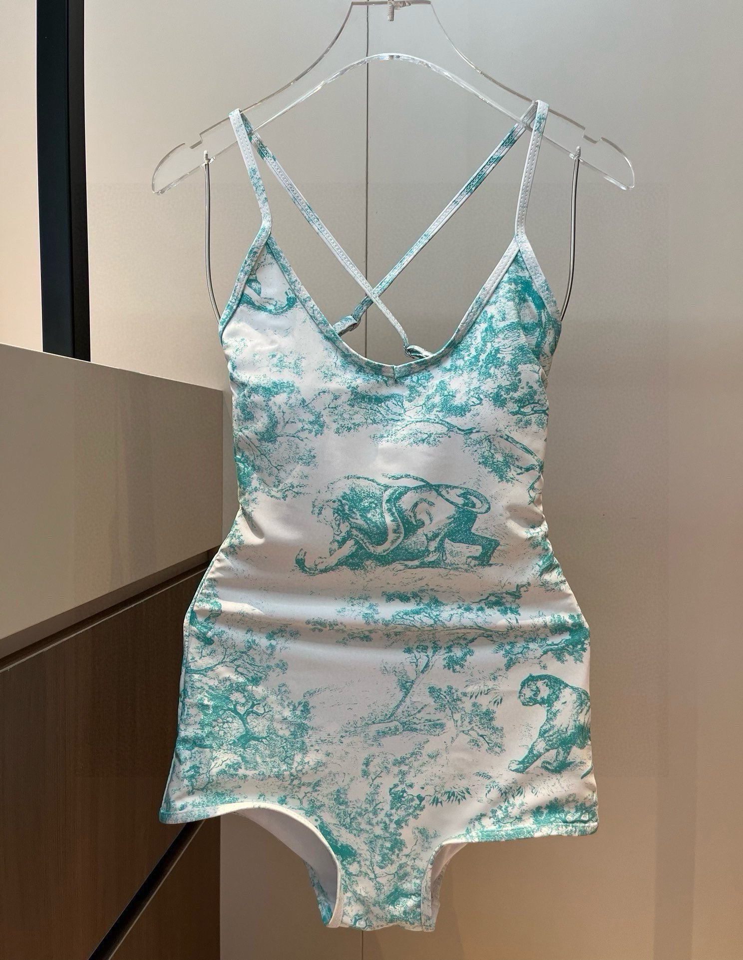 。
Dior迪奥新款连体泳衣  😍🥰适合多种场景的游泳衣🏊‍♀️海边 游泳池 温泉 水上乐园 漂流都可以