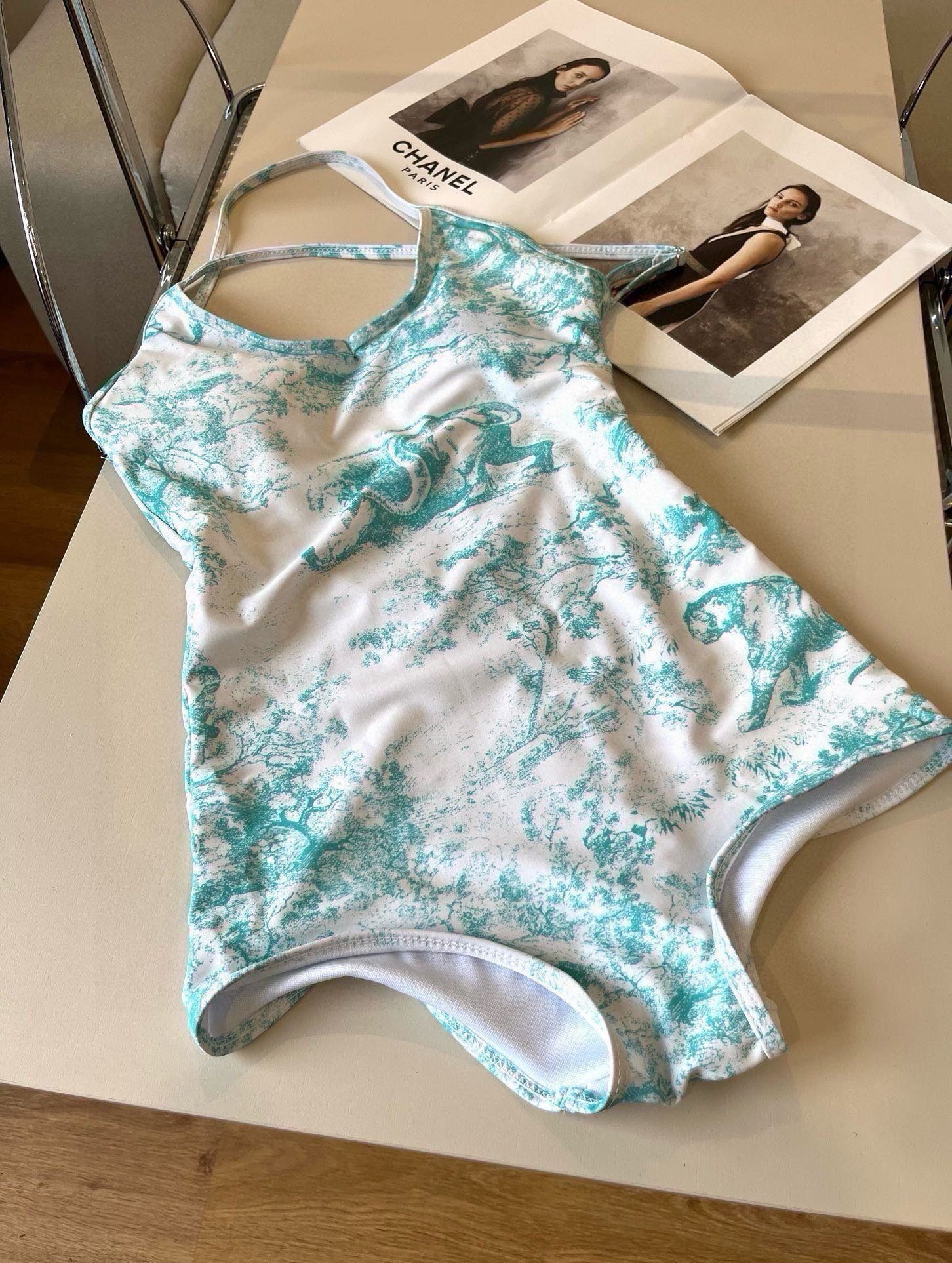 。
Dior迪奥新款连体泳衣  😍🥰适合多种场景的游泳衣🏊‍♀️海边 游泳池 温泉 水上乐园 漂流都可以