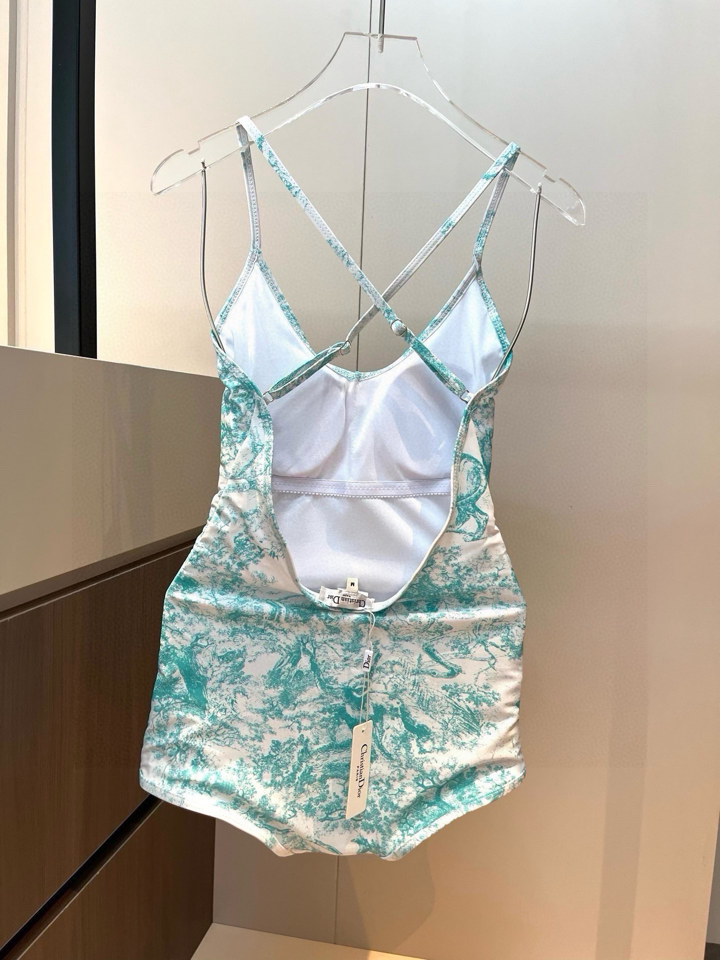 。
Dior迪奥新款连体泳衣  😍🥰适合多种场景的游泳衣🏊‍♀️海边 游泳池 温泉 水上乐园 漂流都可以