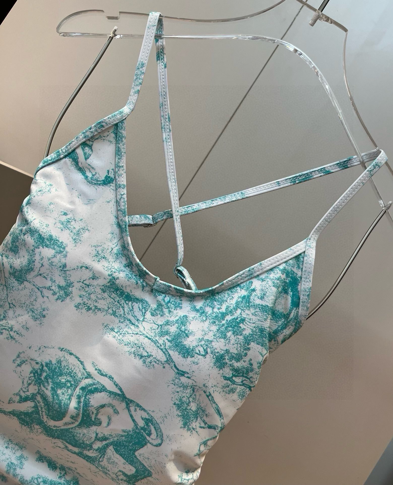 。
Dior迪奥新款连体泳衣  😍🥰适合多种场景的游泳衣🏊‍♀️海边 游泳池 温泉 水上乐园 漂流都可以