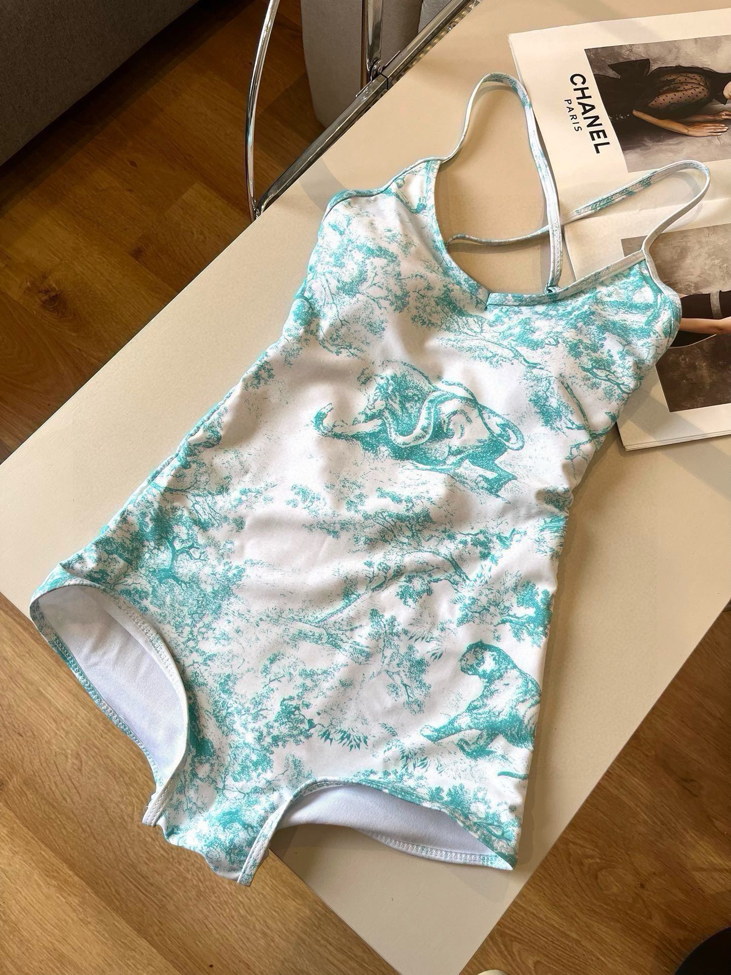 。
Dior迪奥新款连体泳衣  😍🥰适合多种场景的游泳衣🏊‍♀️海边 游泳池 温泉 水上乐园 漂流都可以
