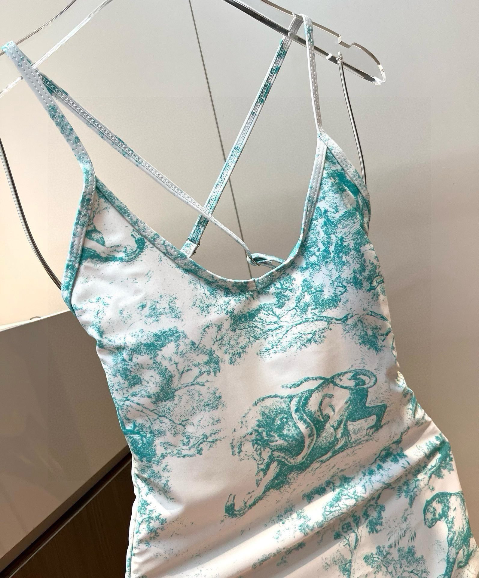 。
Dior迪奥新款连体泳衣  😍🥰适合多种场景的游泳衣🏊‍♀️海边 游泳池 温泉 水上乐园 漂流都可以