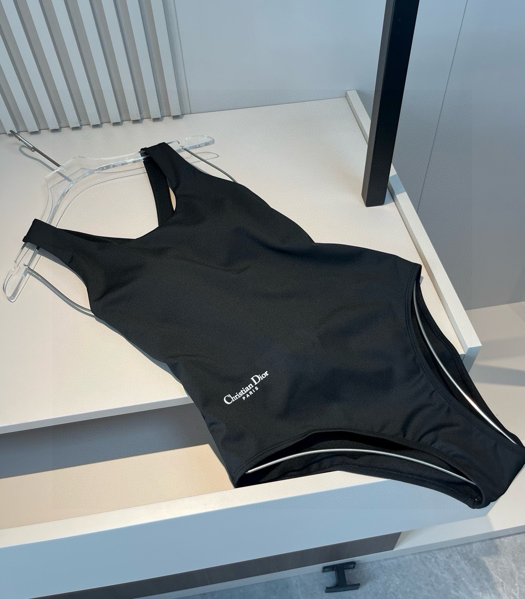 。
Dior 连体泳衣👙❤️😍🥰适合多种场景的游泳衣🏊‍♀️海边 游泳池 温泉 水上乐园 漂流都可以😌内