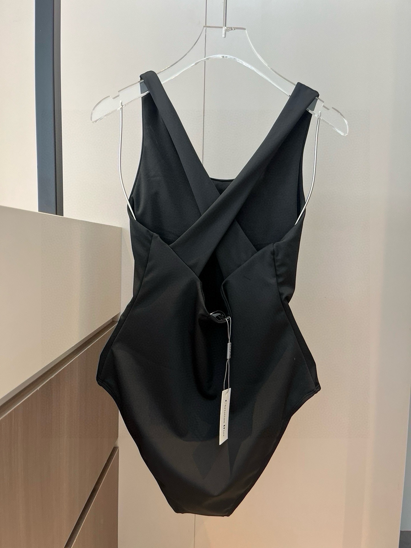 。
Dior 连体泳衣👙❤️😍🥰适合多种场景的游泳衣🏊‍♀️海边 游泳池 温泉 水上乐园 漂流都可以😌内