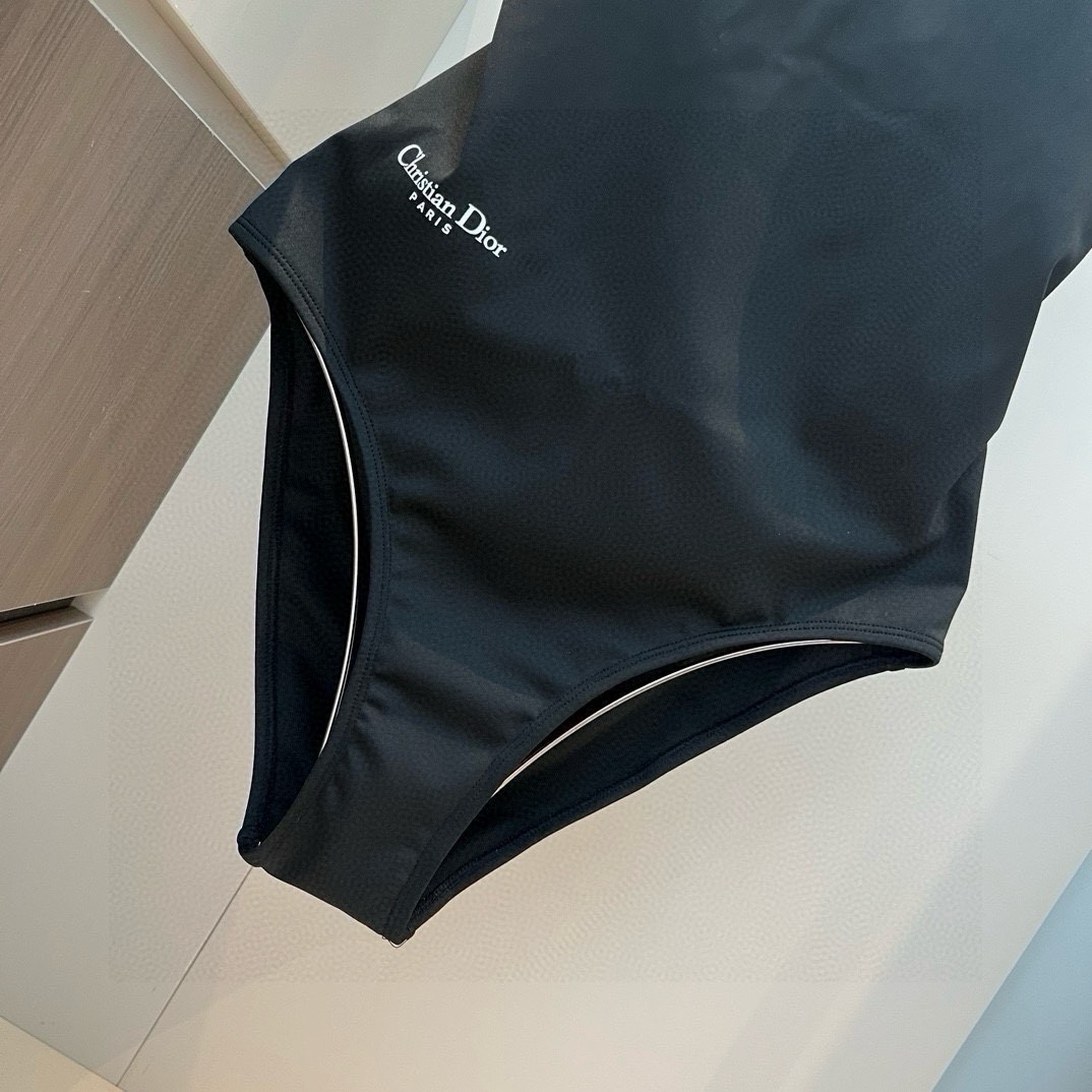 。
Dior 连体泳衣👙❤️😍🥰适合多种场景的游泳衣🏊‍♀️海边 游泳池 温泉 水上乐园 漂流都可以😌内