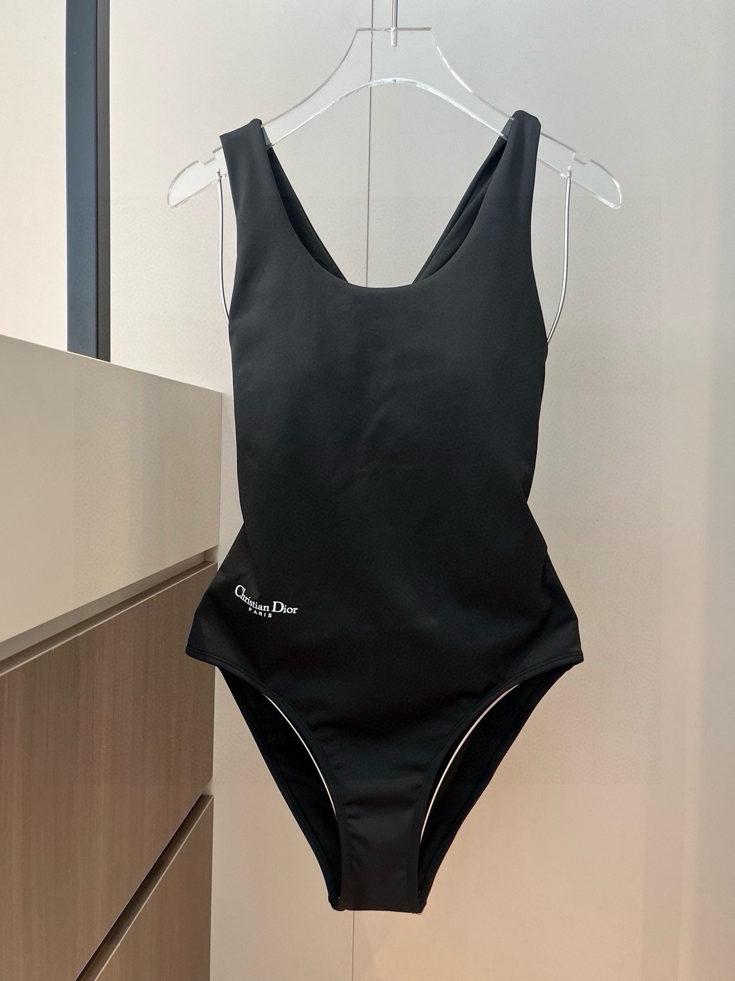 。
Dior 连体泳衣👙❤️😍🥰适合多种场景的游泳衣🏊‍♀️海边 游泳池 温泉 水上乐园 漂流都可以😌内