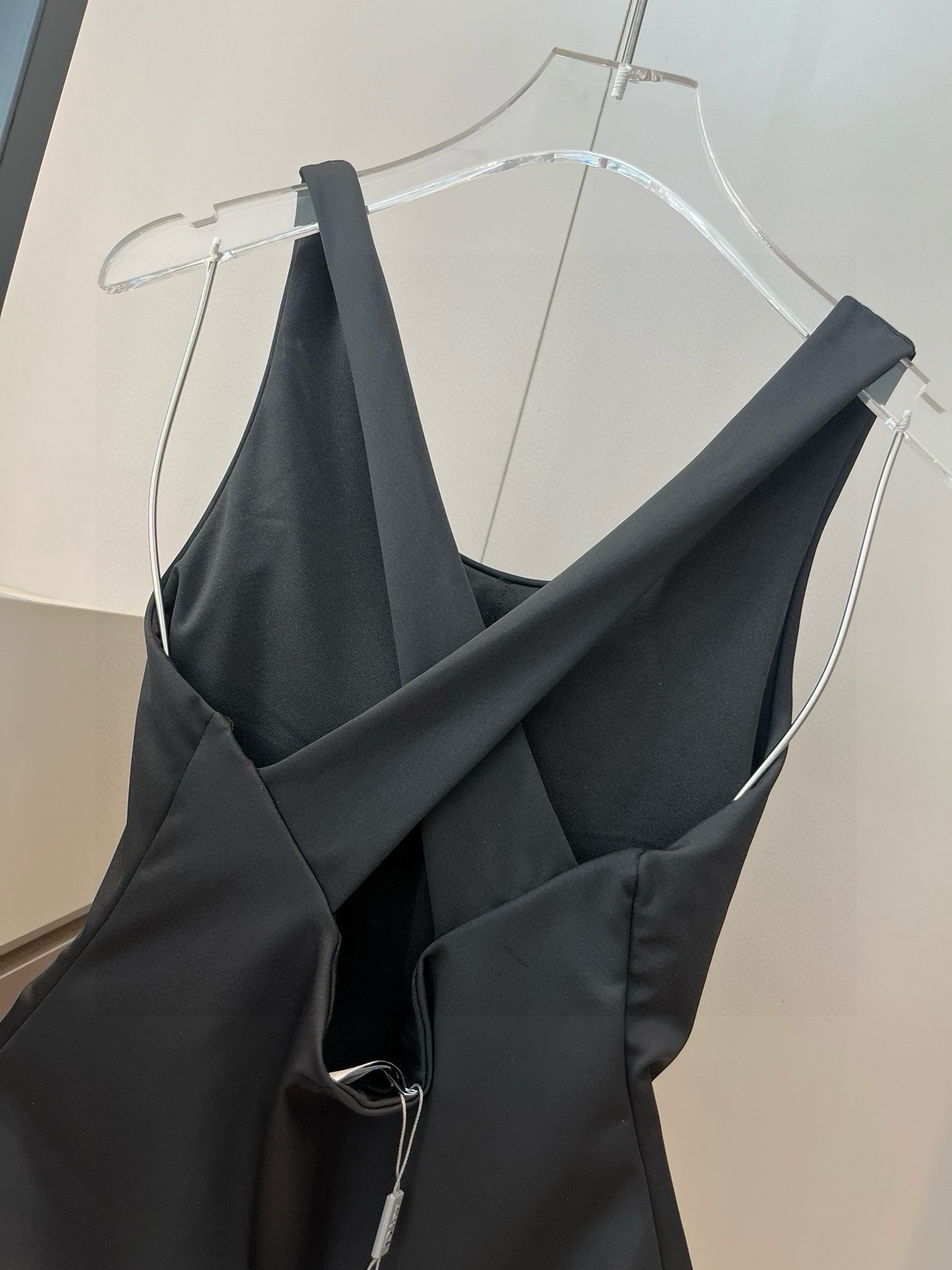 。
Dior 连体泳衣👙❤️😍🥰适合多种场景的游泳衣🏊‍♀️海边 游泳池 温泉 水上乐园 漂流都可以😌内