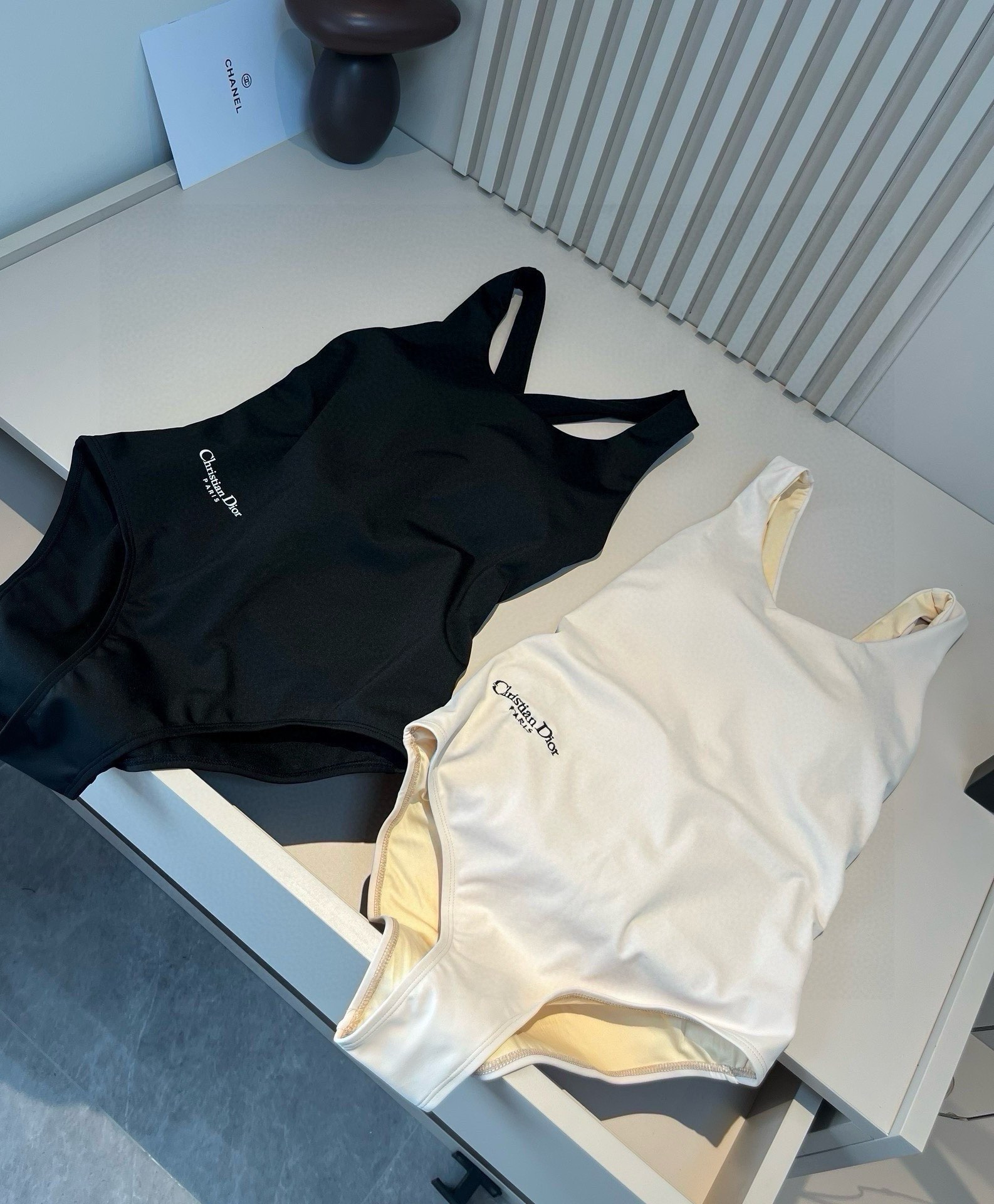 。
Dior 连体泳衣👙❤️😍🥰适合多种场景的游泳衣🏊‍♀️海边 游泳池 温泉 水上乐园 漂流都可以😌内