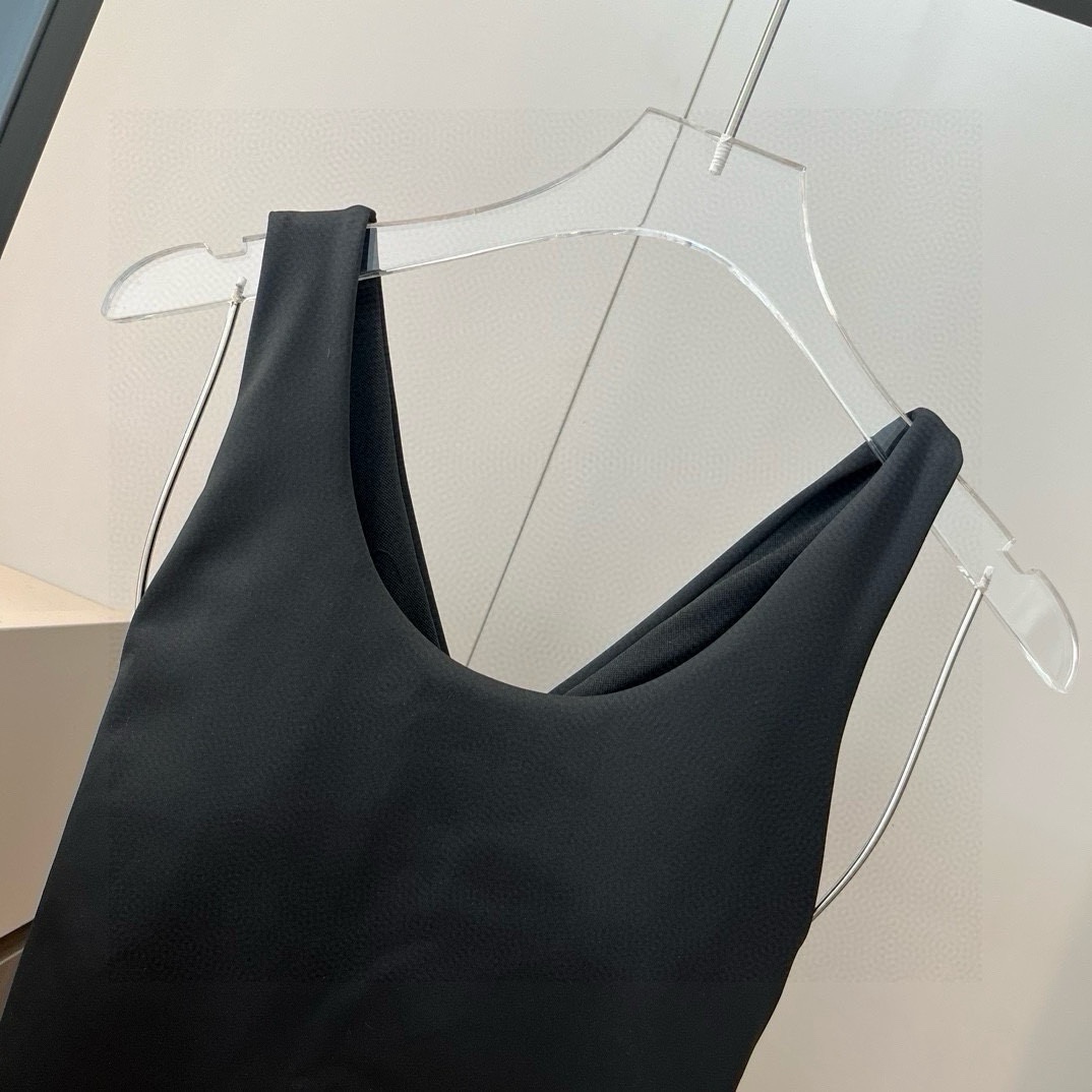 。
Dior 连体泳衣👙❤️😍🥰适合多种场景的游泳衣🏊‍♀️海边 游泳池 温泉 水上乐园 漂流都可以😌内