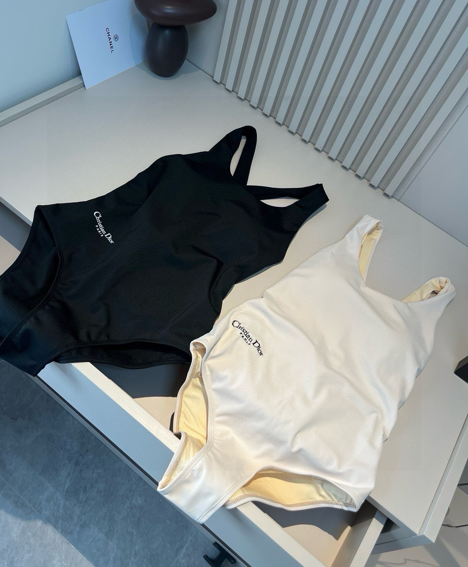 。
Dior 连体泳衣👙❤️😍🥰适合多种场景的游泳衣🏊‍♀️海边 游泳池 温泉 水上乐园 漂流都可以😌内