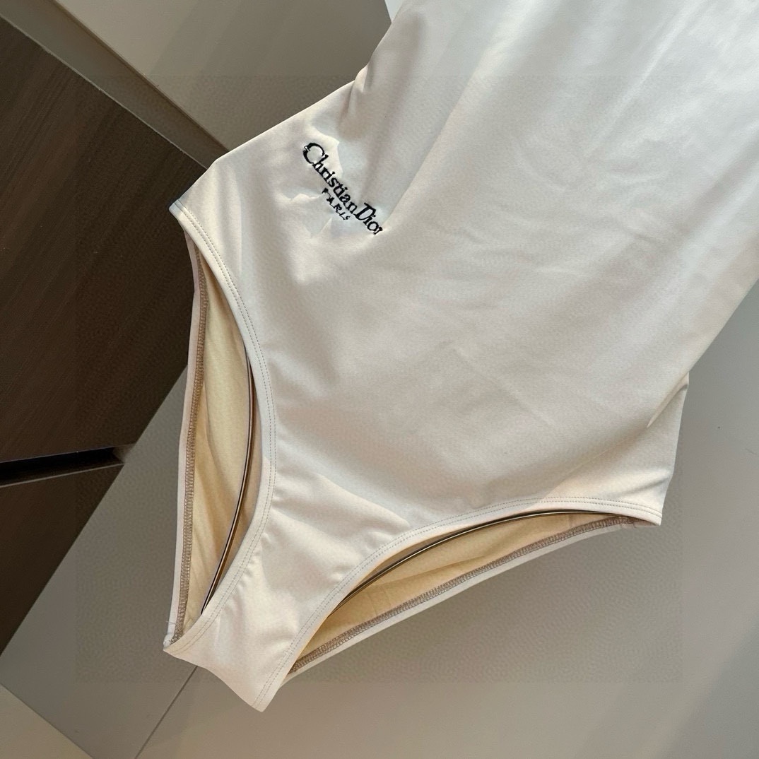 。
Dior 连体泳衣👙❤️😍🥰适合多种场景的游泳衣🏊‍♀️海边 游泳池 温泉 水上乐园 漂流都可以😌内
