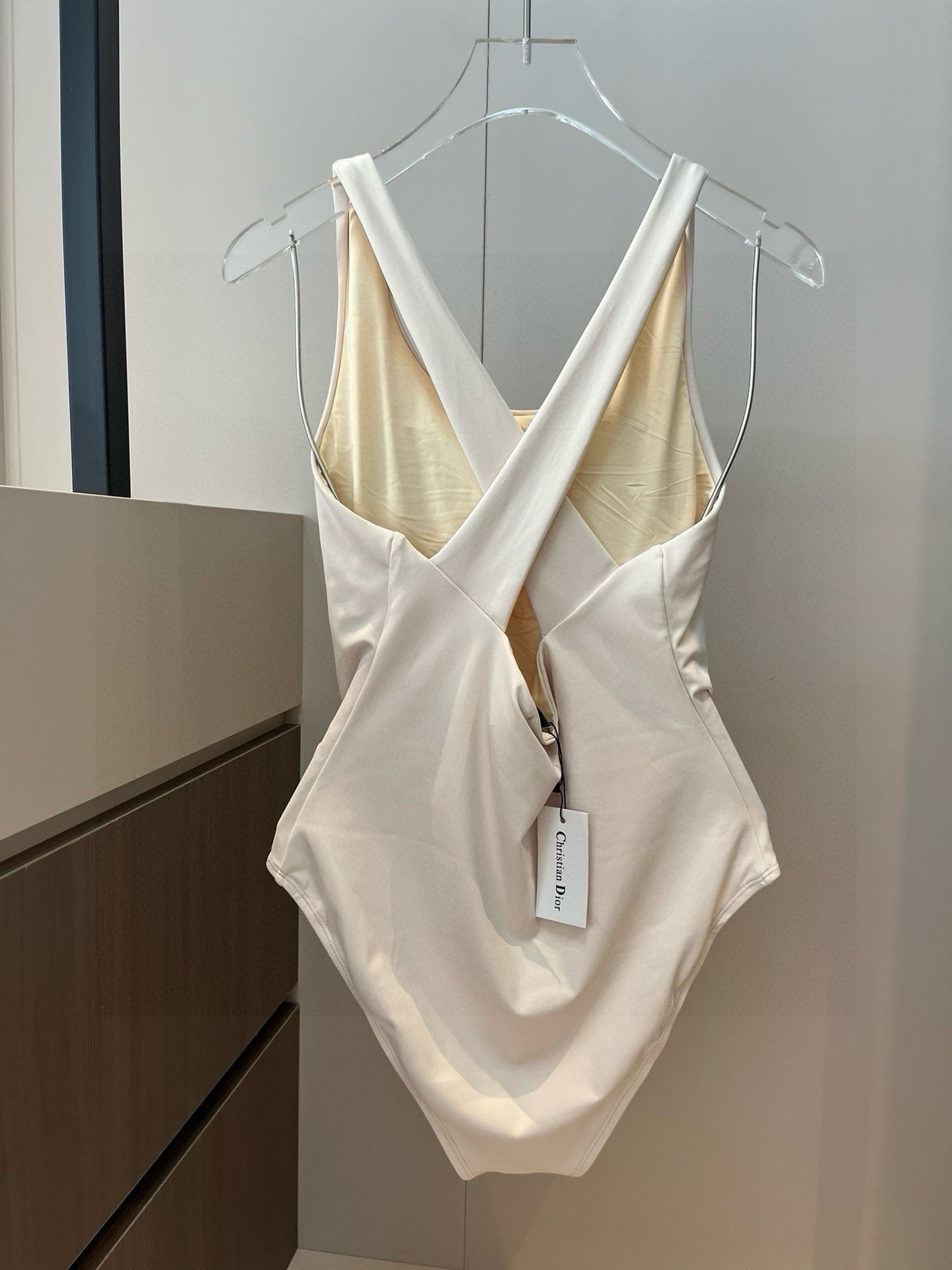 。
Dior 连体泳衣👙❤️😍🥰适合多种场景的游泳衣🏊‍♀️海边 游泳池 温泉 水上乐园 漂流都可以😌内