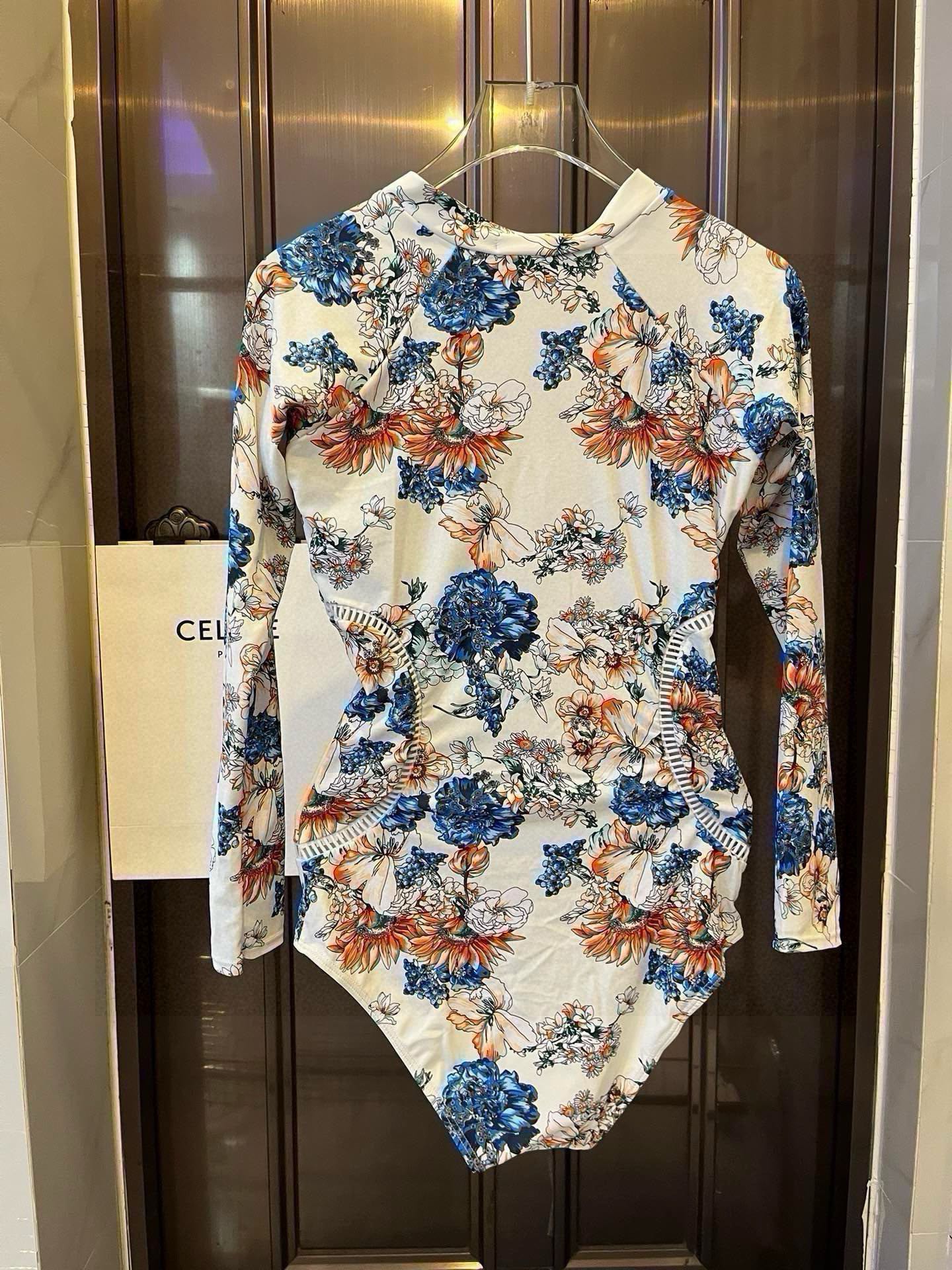 Fashion Alert: D&G Dugarbana’s 2024 Dive Suit with Personality and Surveillance Snakes - 图片 3