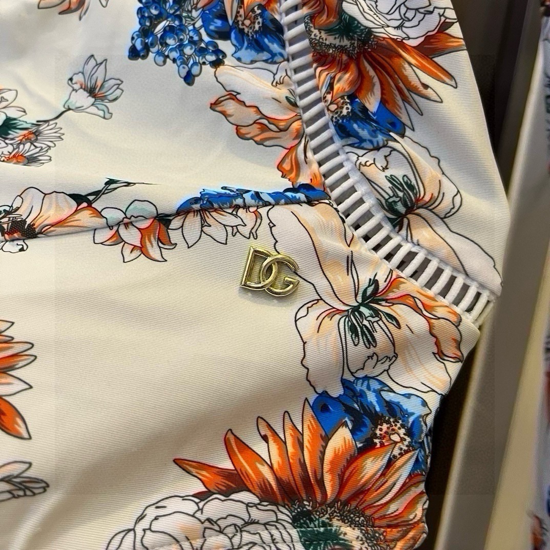 Fashion Alert: D&G Dugarbana’s 2024 Dive Suit with Personality and Surveillance Snakes - 图片 9