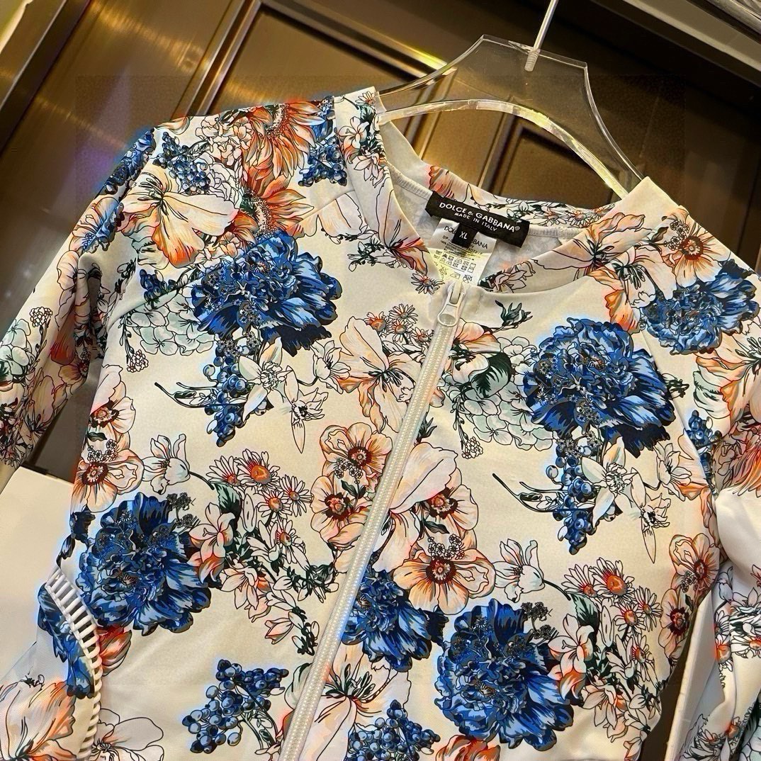 Fashion Alert: D&G Dugarbana’s 2024 Dive Suit with Personality and Surveillance Snakes - 图片 4