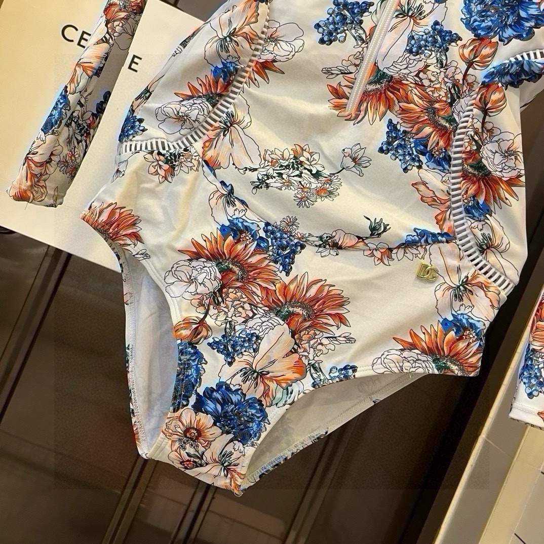 Fashion Alert: D&G Dugarbana’s 2024 Dive Suit with Personality and Surveillance Snakes - 图片 5