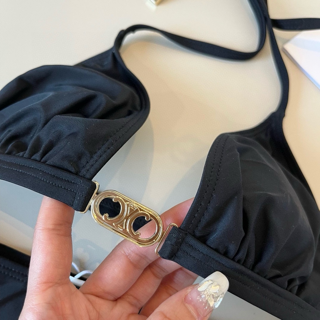 。
Celine赛琳新款比基尼泳衣👙❤️😍🥰适合多种场景的游泳衣🏊‍♀️海边 游泳池 温泉 水上乐园 漂