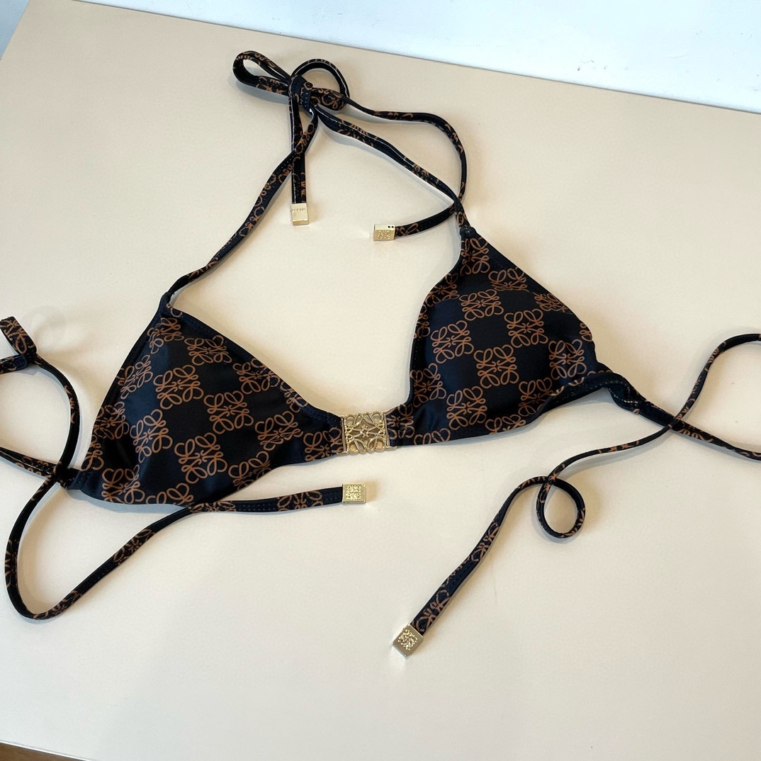 。
LOEWE罗意威 新款比基尼😍🥰适合多种场景的游泳衣🏊‍♀️海边 游泳池 温泉 水上乐园 漂流都可以