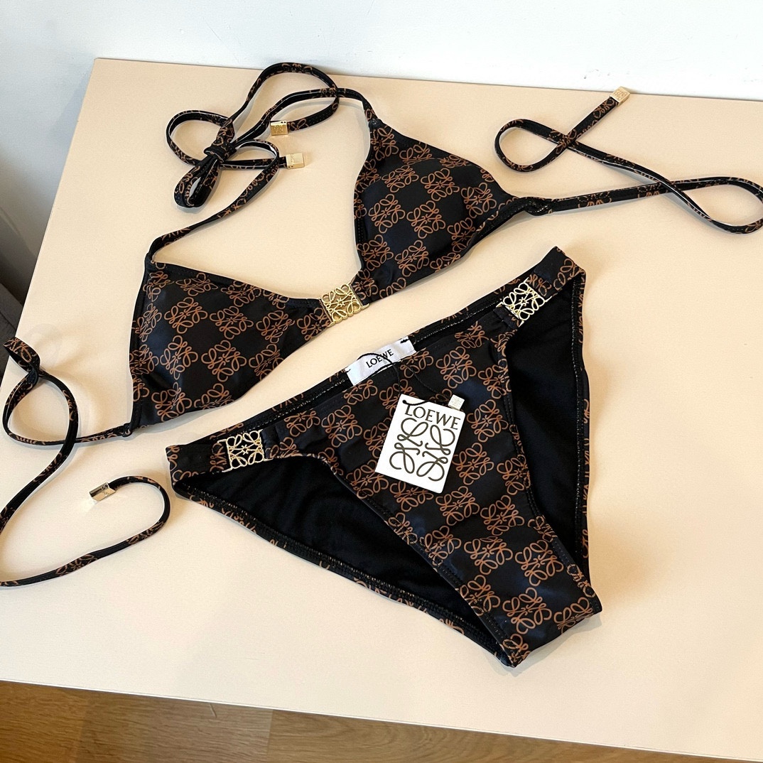 。
LOEWE罗意威 新款比基尼😍🥰适合多种场景的游泳衣🏊‍♀️海边 游泳池 温泉 水上乐园 漂流都可以